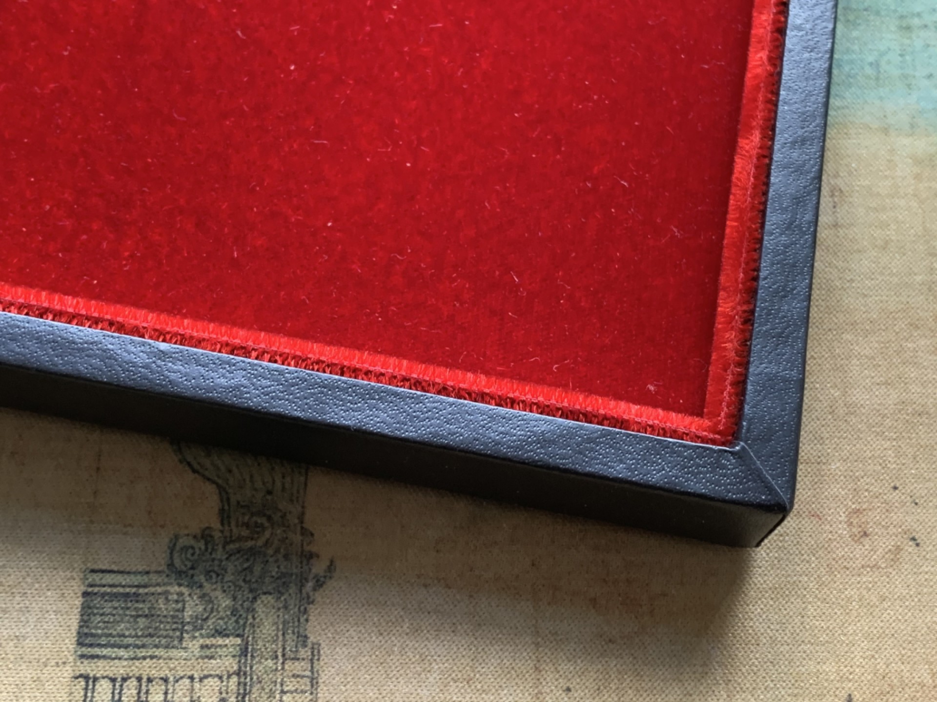 《竞宝斋》第109场-周日，周一 ，周四3场连拍（全场包邮） 意大利 ABAFIL 鉴定托盘 钱币收纳品中的战斗机 长335mm，宽220mm，厚16mm 单隔长宽约100mm 无盖