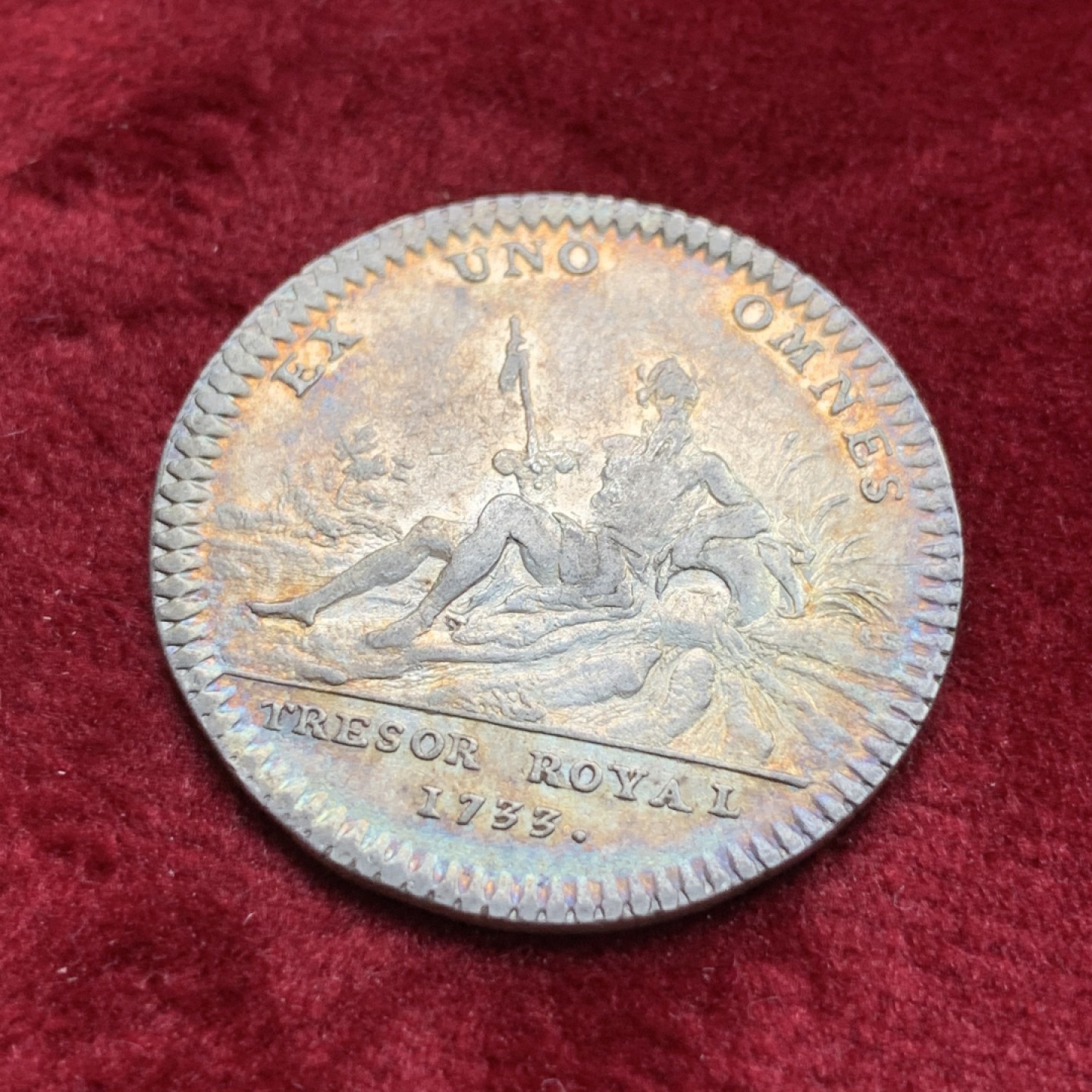 《竞宝斋》第109场-周日，周一 ，周四3场连拍（全场包邮） 法国 1733 早期圆形jeton银币 环五彩状态，路易十五国王头像，基督徒