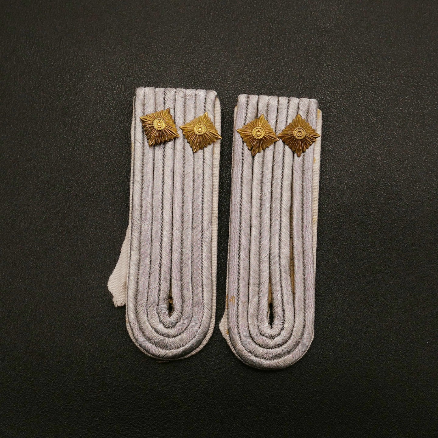 勋章奖章交易所10月29日群拍 东德肩章一组