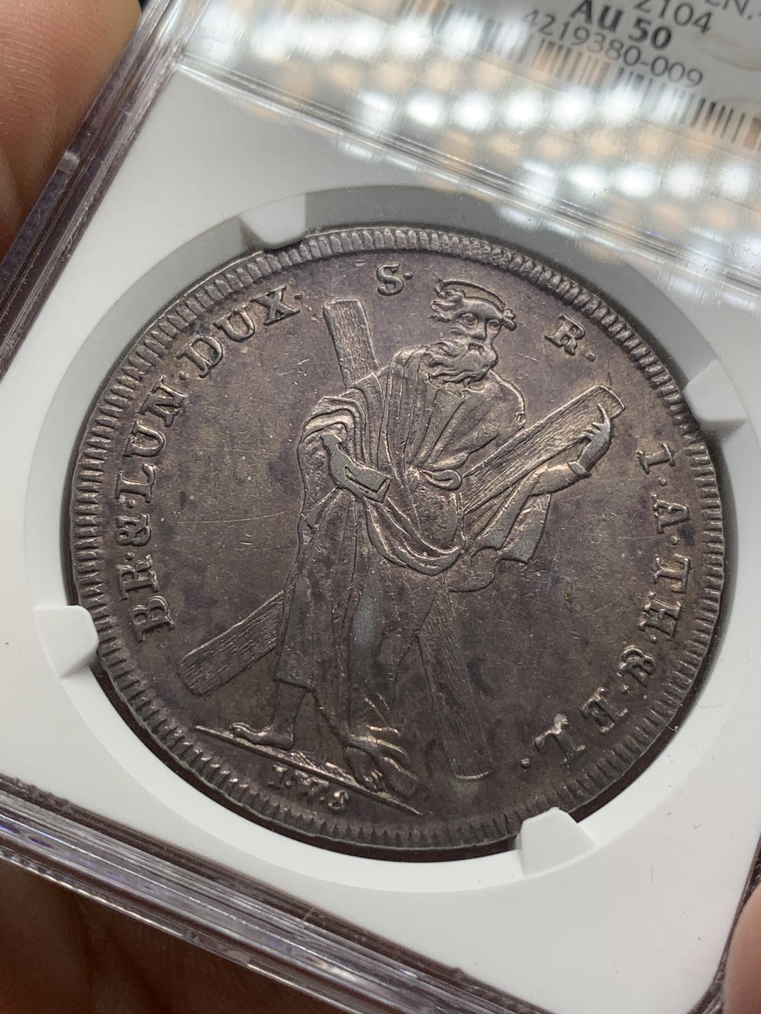 《竞宝斋》第109场-周日，周一 ，周四3场连拍（全场包邮） NGC-AU50 1762年布伦瑞克-吕内堡-卡伦贝格-汉诺威泰勒 背背十字架的圣安德鲁，紫罗兰包浆 老盒保存很好 难得