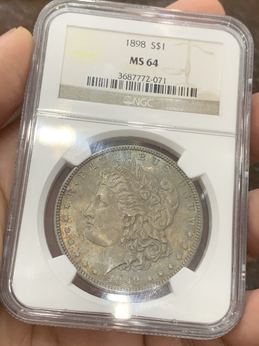 《竞宝斋》第109场-周日，周一 ，周四3场连拍（全场包邮） NGC-MS64 美国 1898年 摩根银币 疑似卷首币 女神面满灰彩 背淡金色环彩