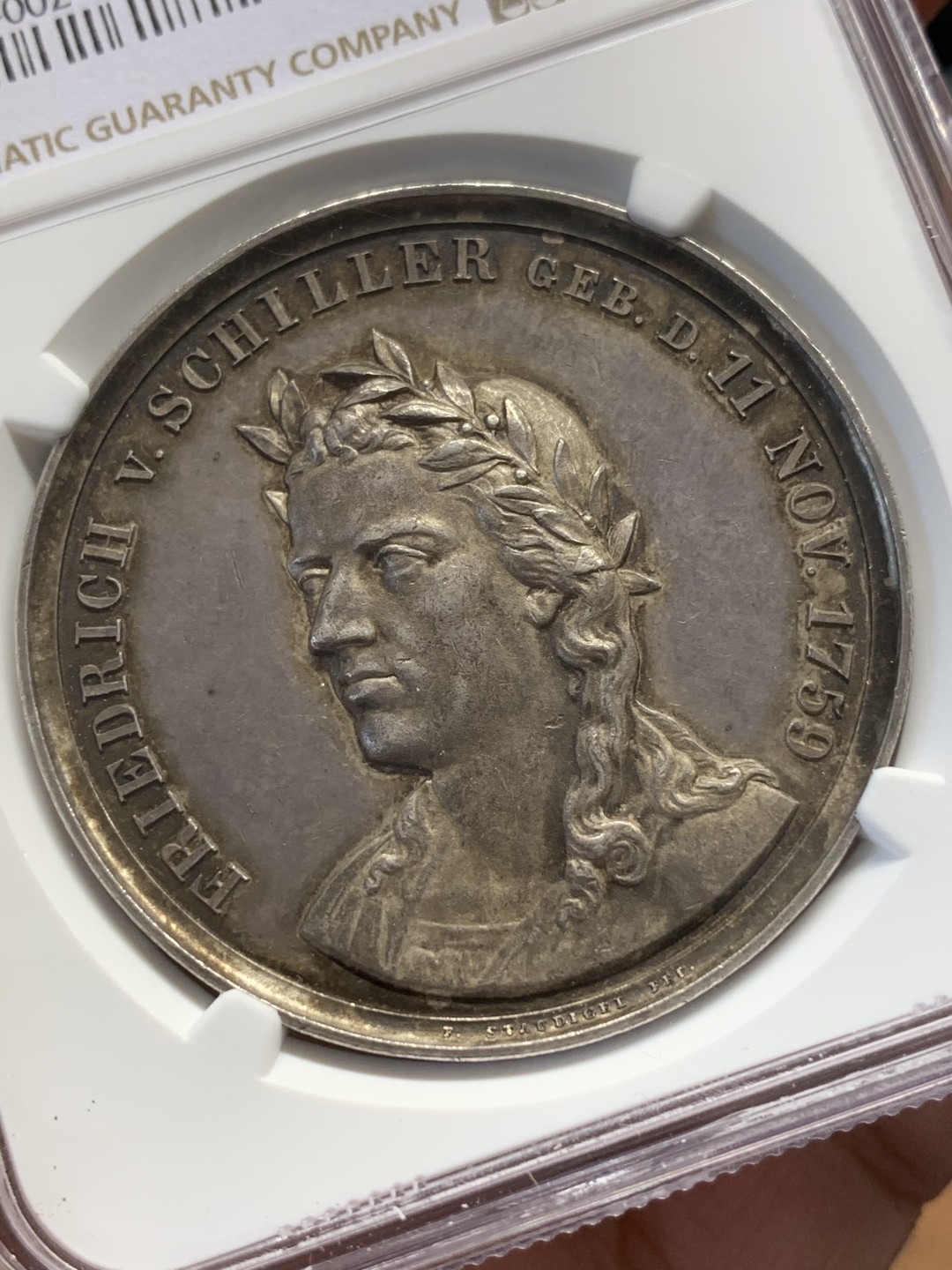 《竞宝斋》第109场-周日，周一 ，周四3场连拍（全场包邮） NGC MS63德国1859年伟大诗人弗里德里希·冯·席勒诞辰100周年纪念大银章 背面为席勒诗歌《死亡格洛克》场景和汉堡盾徽41MM 30G
