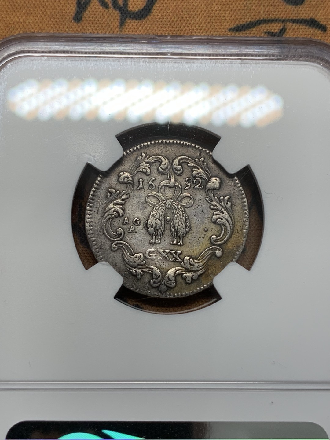 《竞宝斋》第109场-周日，周一 ，周四3场连拍（全场包邮） NGC-XF1692年意大利那不勒斯王国西班牙卡罗二世20格兰纳银币 极少品