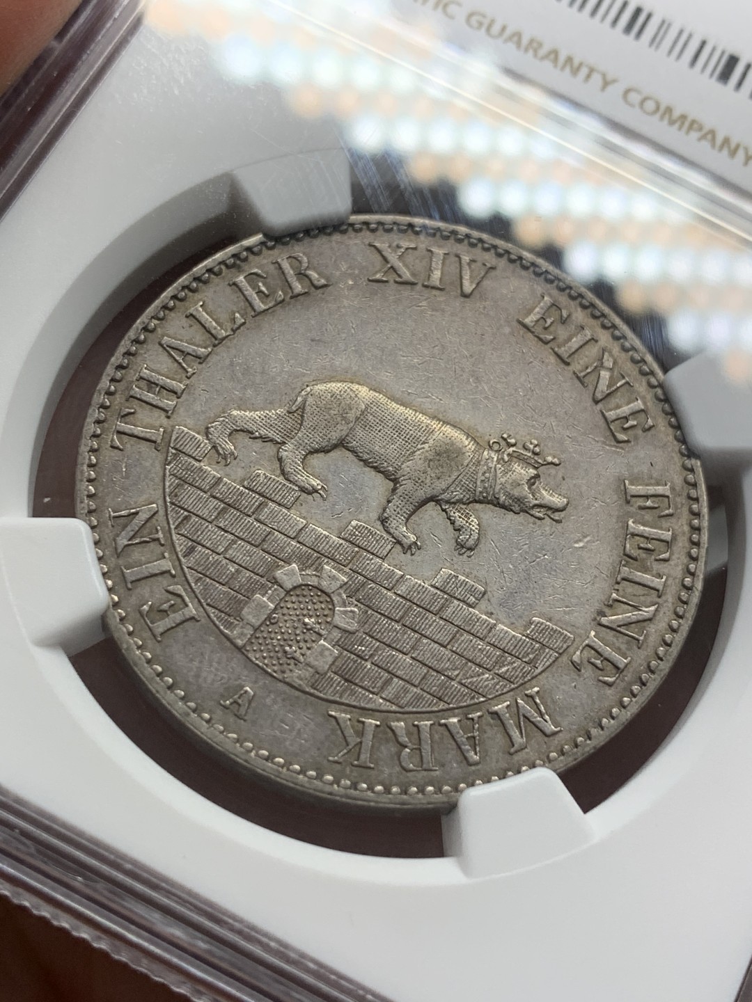 《竞宝斋》第109场-周日，周一 ，周四3场连拍（全场包邮） NGC AU50，德国安哈特小熊爬墙经典泰勒银币，传世黑包浆，1846年发行1万枚，该枚ngc排第七