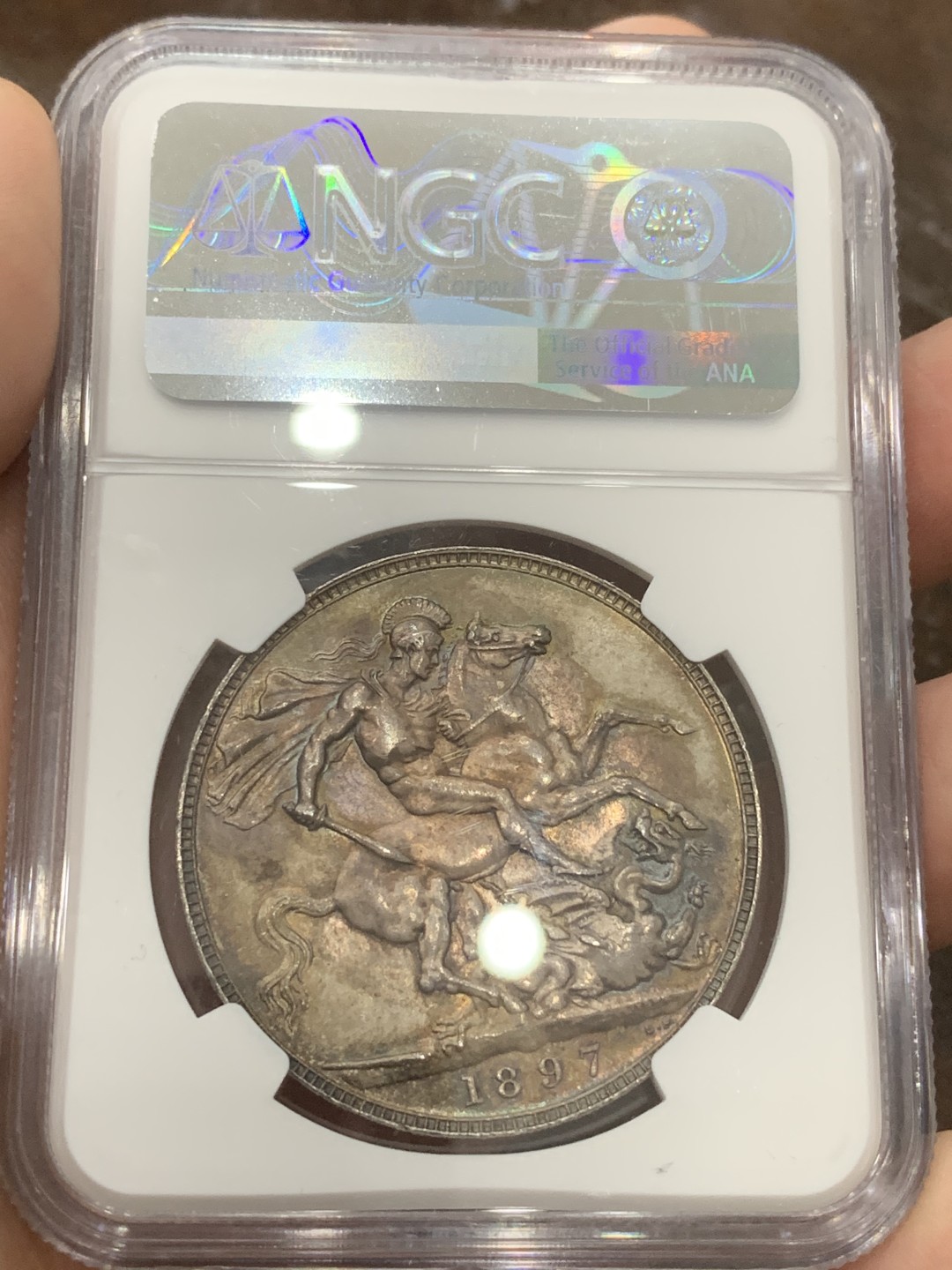 《竞宝斋》第109场-周日，周一 ，周四3场连拍（全场包邮） NGC MS63 英国 1897年 维多利亚 披纱版 马剑克朗大银币 五彩包浆 脸蛋圆圆 比较少的年份 状态好