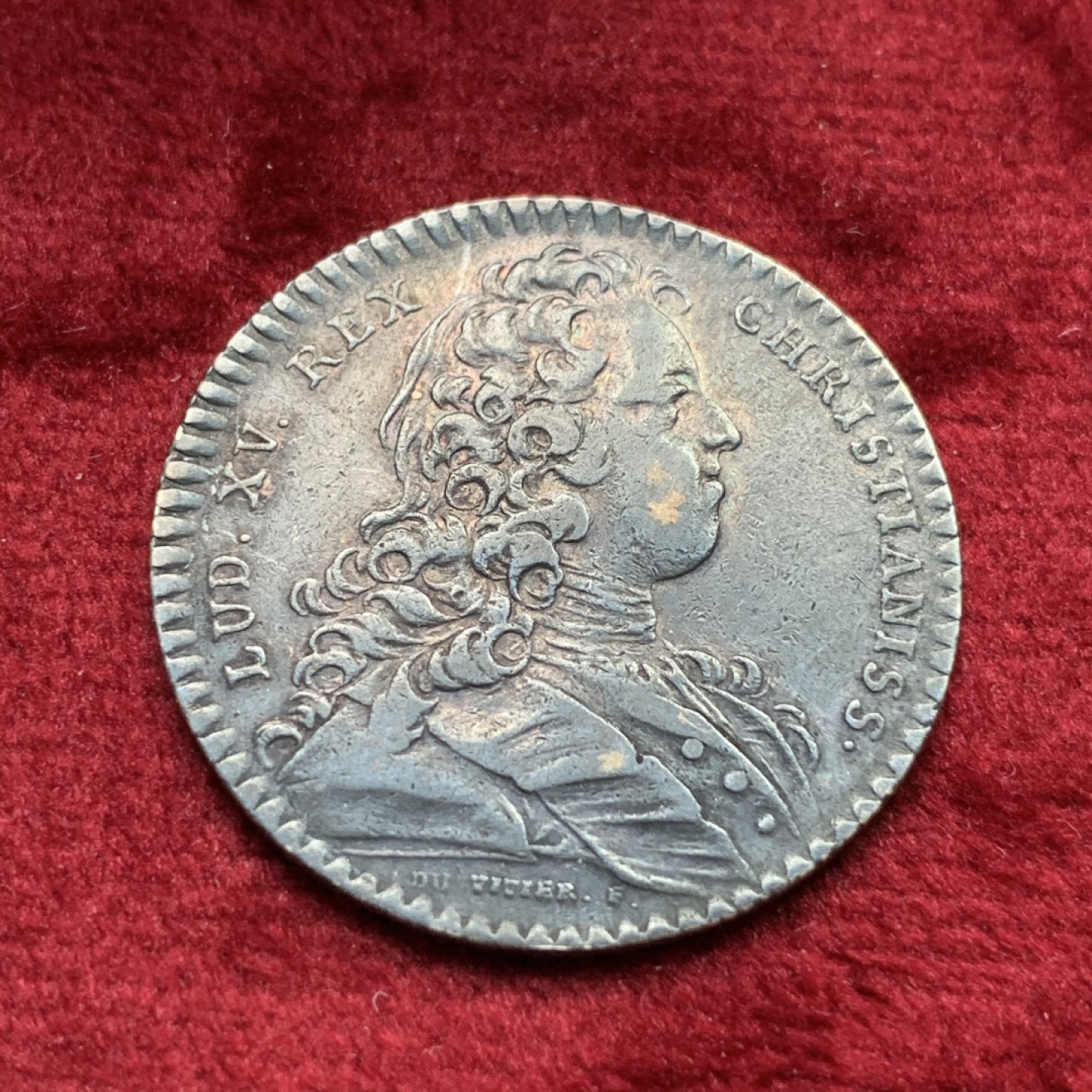 《竞宝斋》第109场-周日，周一 ，周四3场连拍（全场包邮） 1728年法国路易十五圣灵银制代币  重量：7.04g  直径：28.5mm   Duvivier经典作品，并沿用至八角设计，包浆不错。