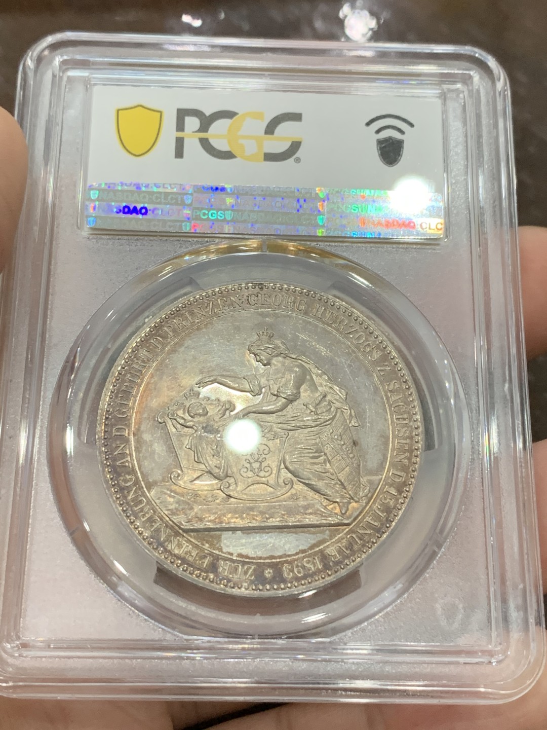 《竞宝斋》第109场-周日，周一 ，周四3场连拍（全场包邮） 唯一冠军分 PCGS MS63 德国萨克森末代国王弗雷德里希.奥古斯都三世和妻子托斯卡纳公主路易斯双人像，背面他们的孩子萨克森王储弗雷德里希.格奥尔格1893年1月15日出生纪念