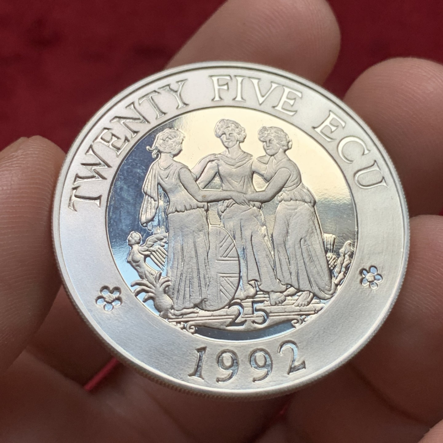 《竞宝斋》第109场-周日，周一 ，周四3场连拍（全场包邮） 英国 1992年 25ECU精制大银，38mm大尺寸，美惠三女神。欧元的前身。试铸样币