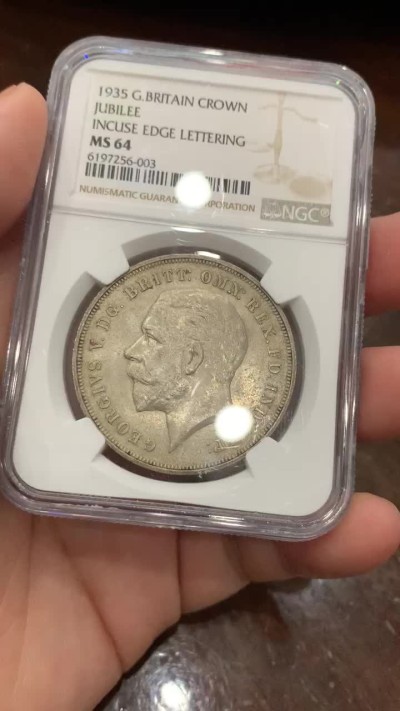 《竞宝斋》第109场-周日，周一 ，周四3场连拍（全场包邮） NGC-MS64 英国 1935年 1克朗 乔五木马剑银币 丝绸转光，原味无洗，国外价格显著上涨，英系必备品种
