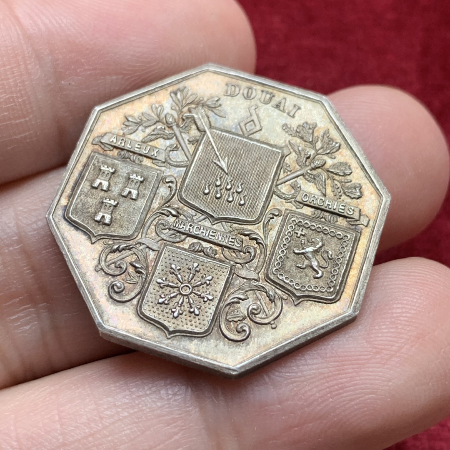 《竞宝斋》第109场-周日，周一 ，周四3场连拍（全场包邮） 法国 1880-1898年 DOUAI 商会银质 八角代币 精细雕刻 深彩包浆 难得品种 13.1克 对边31.1mm 丰饶角银标