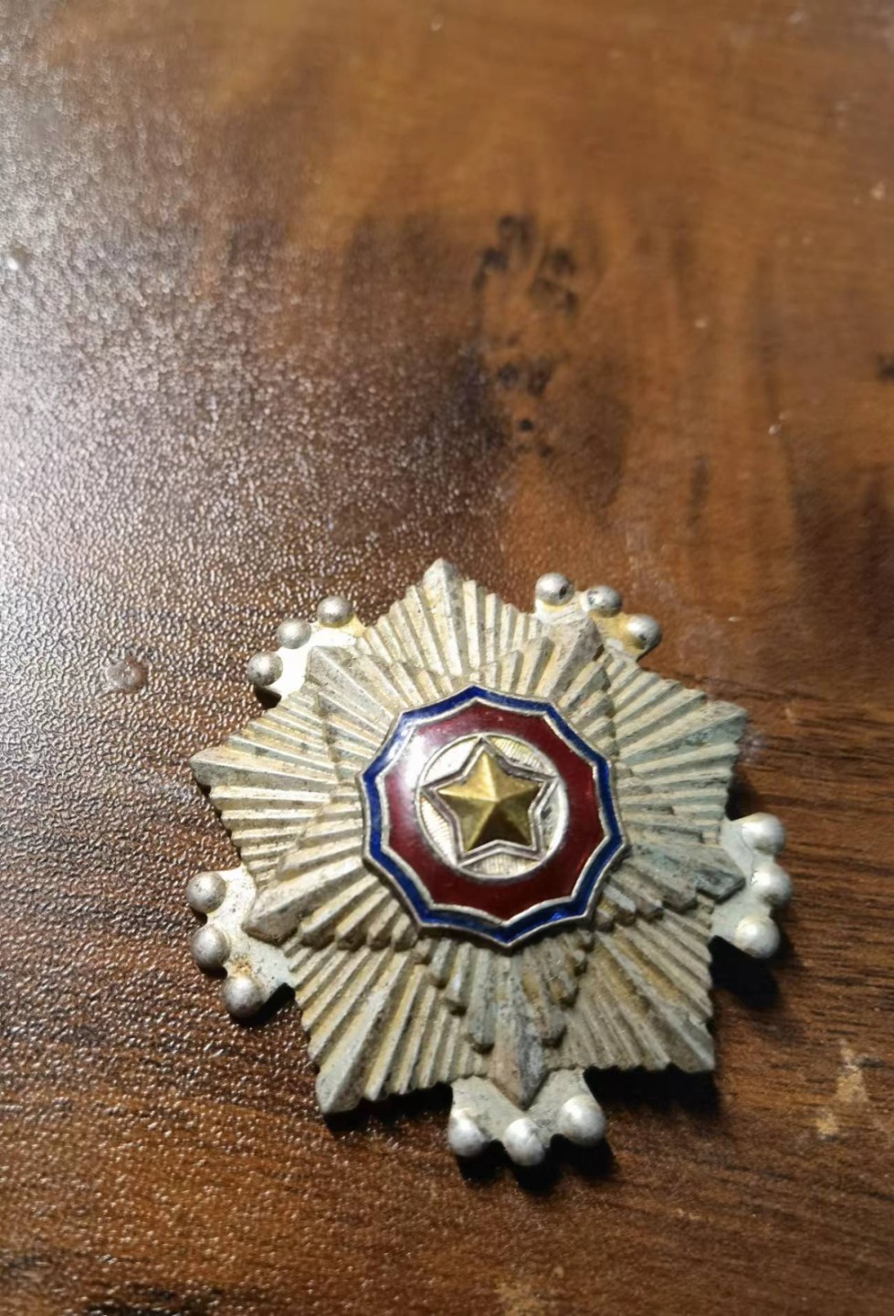 热烈祝贺二十大胜利召开！欧亚大陆勋奖章制服交流会十月二十六日拍卖拍卖 带编号竖针版朝鲜三级国旗勋章