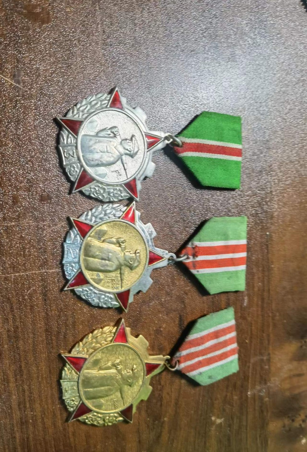 热烈祝贺二十大胜利召开！欧亚大陆勋奖章制服交流会十月二十六日拍卖拍卖 朝鲜矿业服务奖章一二三级一组
