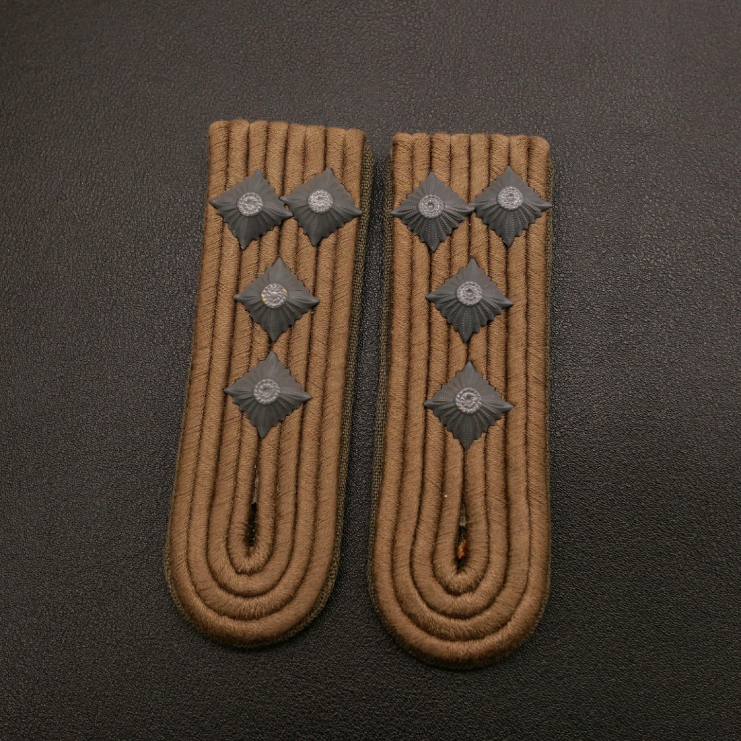 勋章奖章交易所10月29日群拍 东德肩章一组