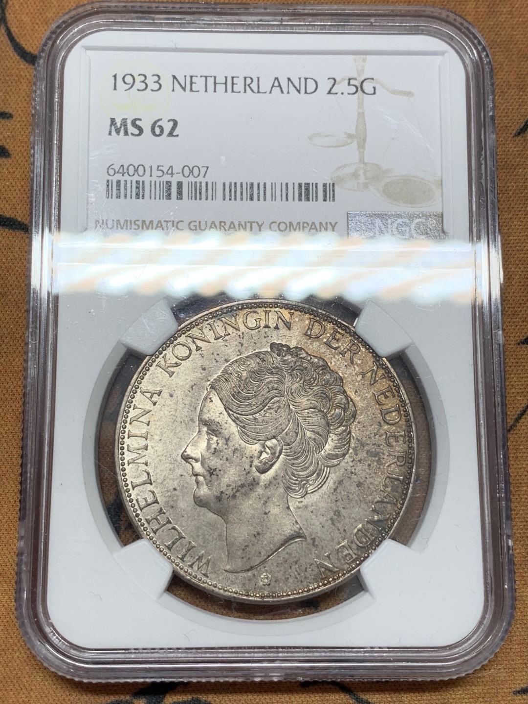 《竞宝斋》第109场-周日，周一 ，周四3场连拍（全场包邮） 季军分 NGC-MS62 荷兰 1933年 威廉明娜女王 2.5盾大银币 转光明显 包浆深邃 浮雕细腻 面容生动