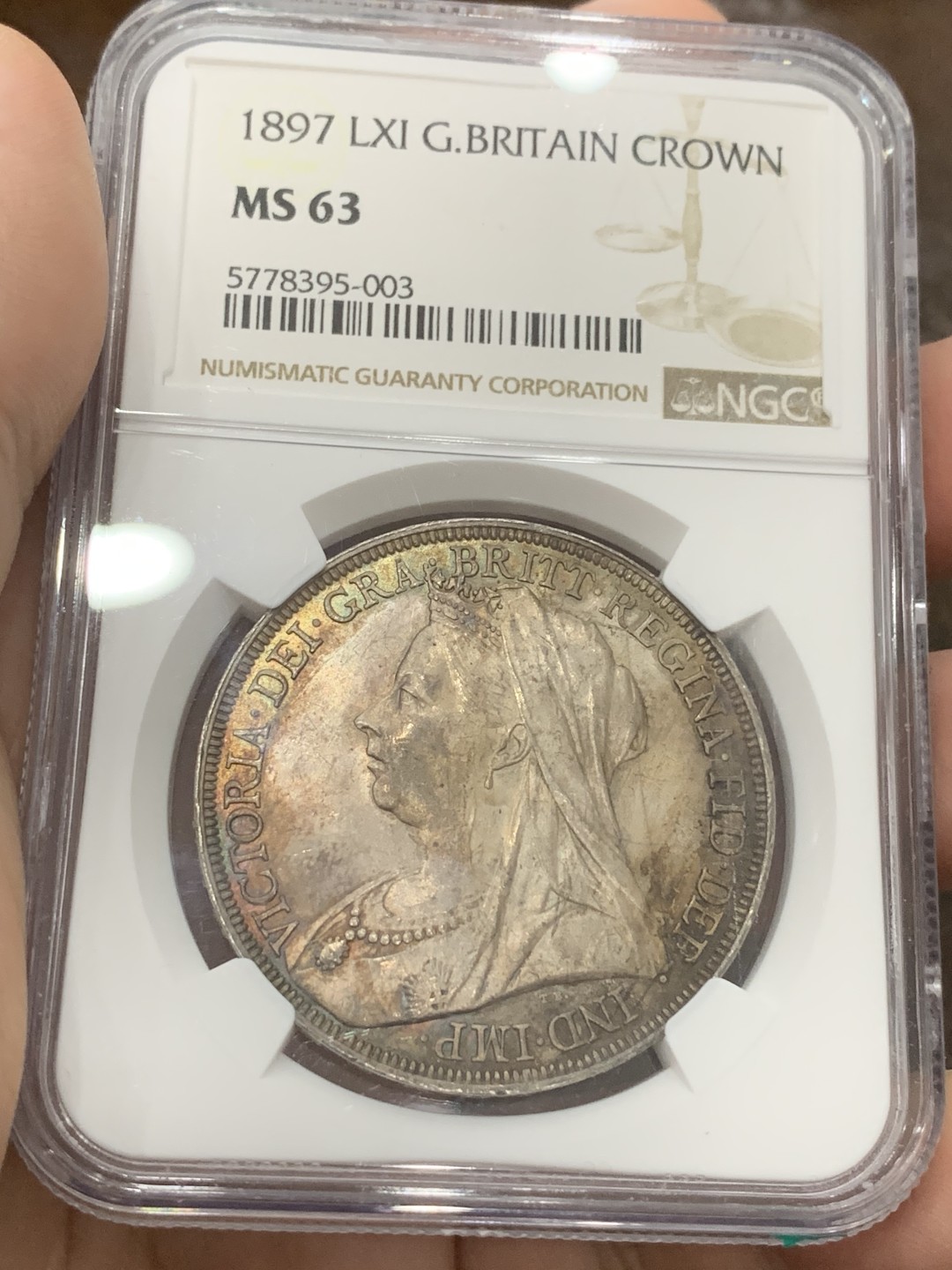 《竞宝斋》第109场-周日，周一 ，周四3场连拍（全场包邮） NGC MS63 英国 1897年 维多利亚 披纱版 马剑克朗大银币 五彩包浆 脸蛋圆圆 比较少的年份 状态好