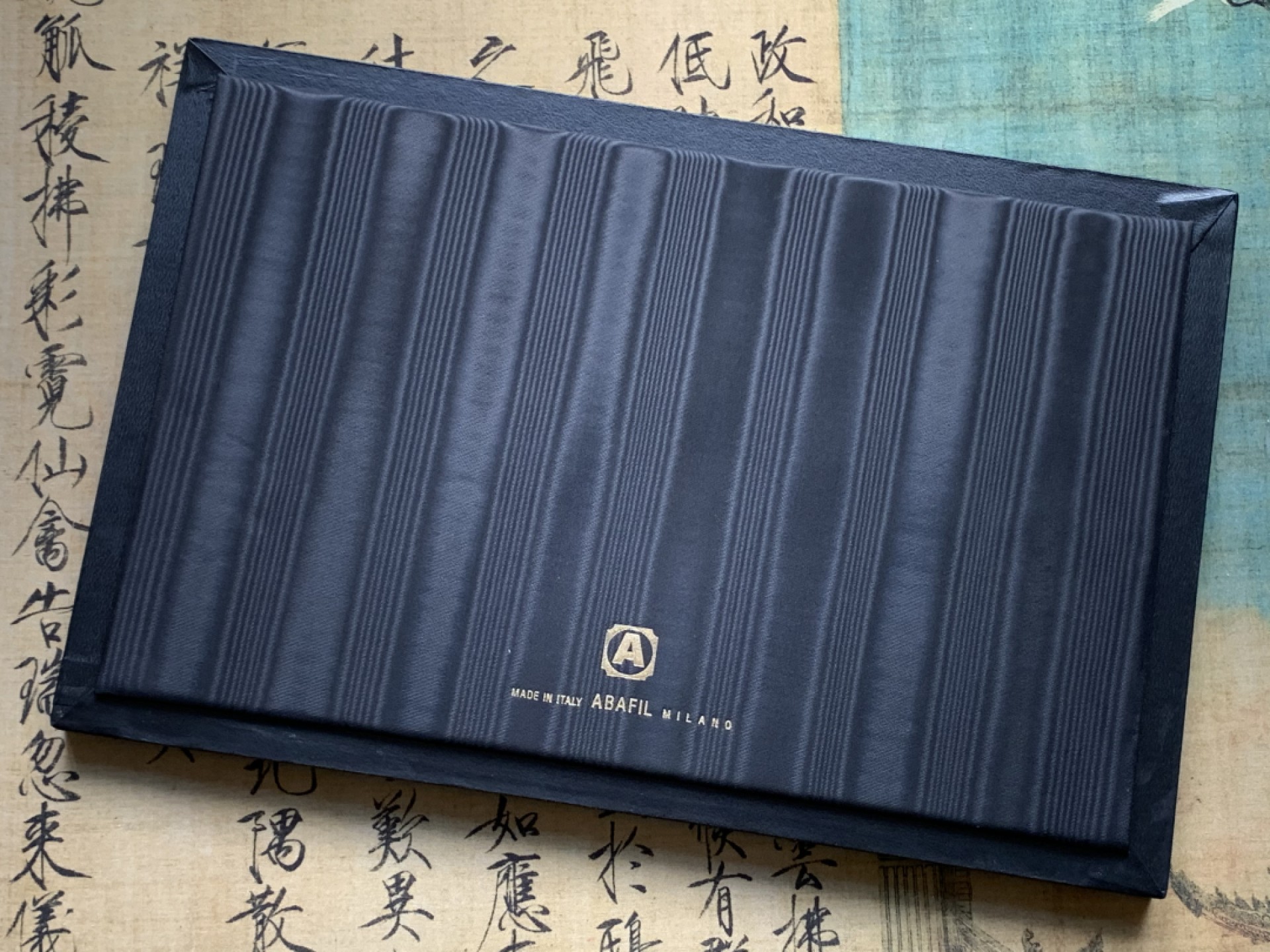 《竞宝斋》第109场-周日，周一 ，周四3场连拍（全场包邮） 意大利 ABAFIL 鉴定托盘 钱币收纳品中的战斗机 长335mm，宽220mm，厚16mm 单隔长宽约100mm 无盖