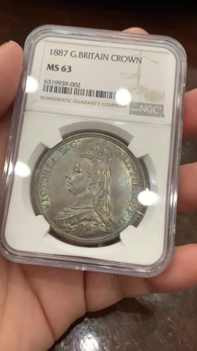《竞宝斋》第109场-周日，周一 ，周四3场连拍（全场包邮） NGC MS63 英国 1887年 维多利亚 高冠版 马剑克朗大银币 刀锋未磨损 细节极好 金绿色包浆 实为难得