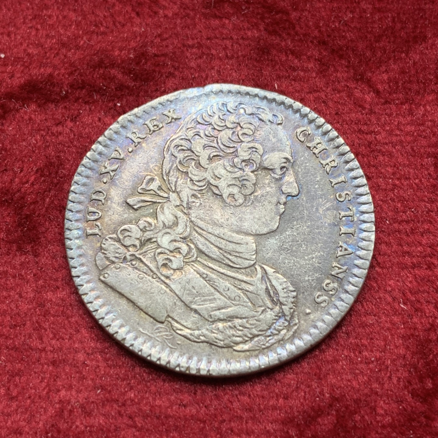 《竞宝斋》第109场-周日，周一 ，周四3场连拍（全场包邮） 法国 1733 早期圆形jeton银币 环五彩状态，路易十五国王头像，基督徒