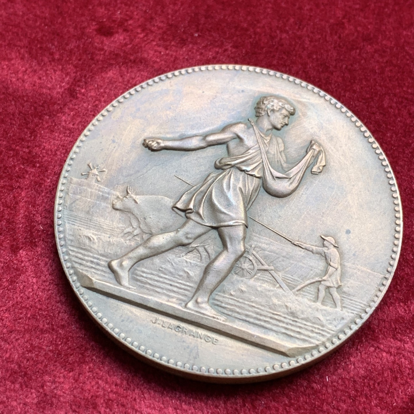 《竞宝斋》第109场-周日，周一 ，周四3场连拍（全场包邮） 法国19世纪铜章，农业主题，行走的人，背畜牧花环，包浆均匀厚重，边铭BR，重量59.53g，直径50mm