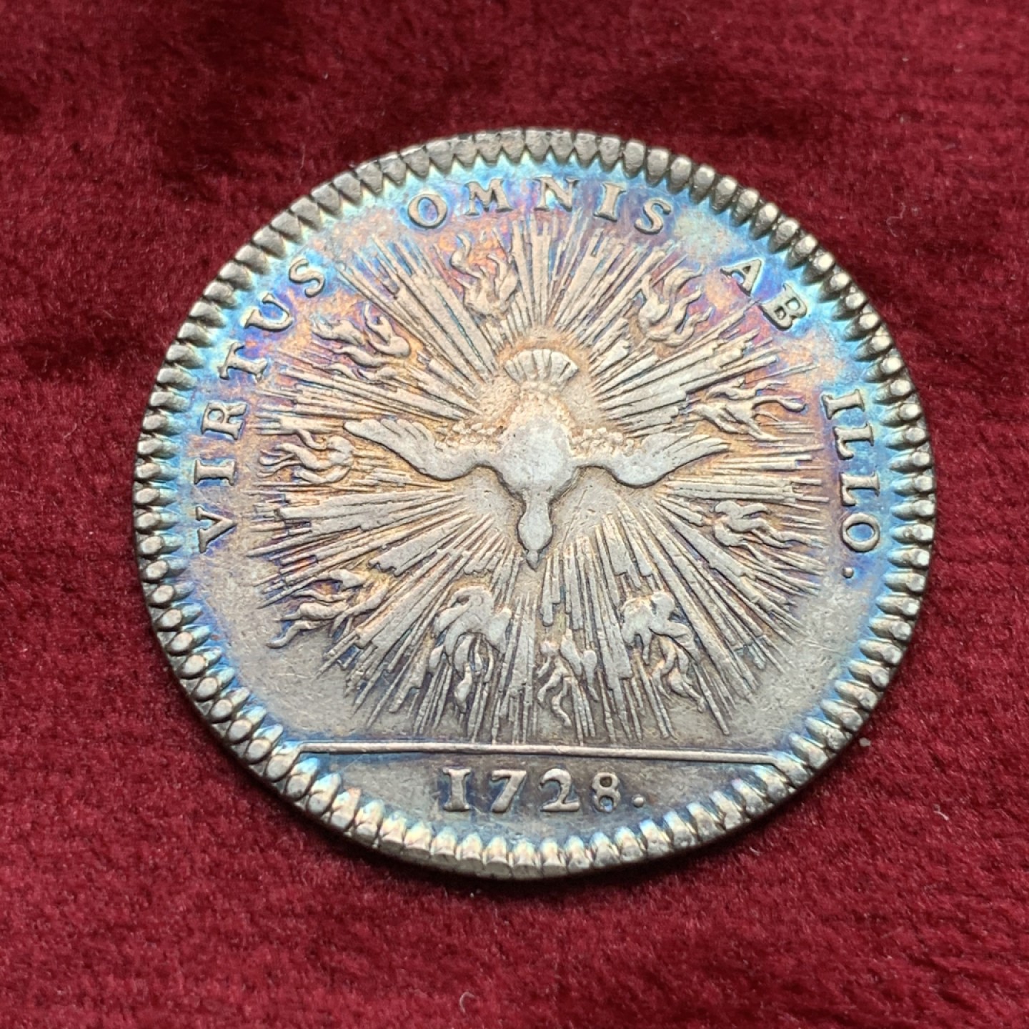 《竞宝斋》第109场-周日，周一 ，周四3场连拍（全场包邮） 1728年法国路易十五圣灵银制代币  重量：7.04g  直径：28.5mm   Duvivier经典作品，并沿用至八角设计，包浆不错。