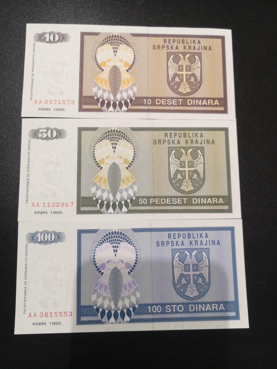 《外钞收藏家》第二百一十一期（欧洲四国精品专场） 克罗地亚塞族克拉伊纳共和国		1992年国徽版10、50、100第纳尔共3枚 全新UNC