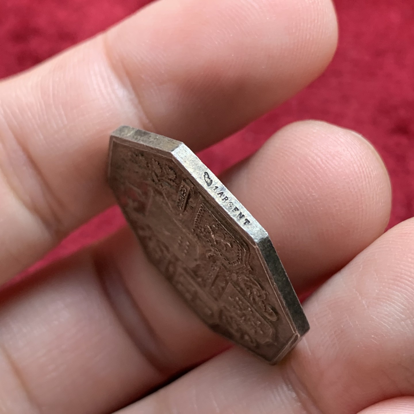 《竞宝斋》第109场-周日，周一 ，周四3场连拍（全场包邮） 法国 1880-1898年 DOUAI 商会银质 八角代币 精细雕刻 深彩包浆 难得品种 13.1克 对边31.1mm 丰饶角银标