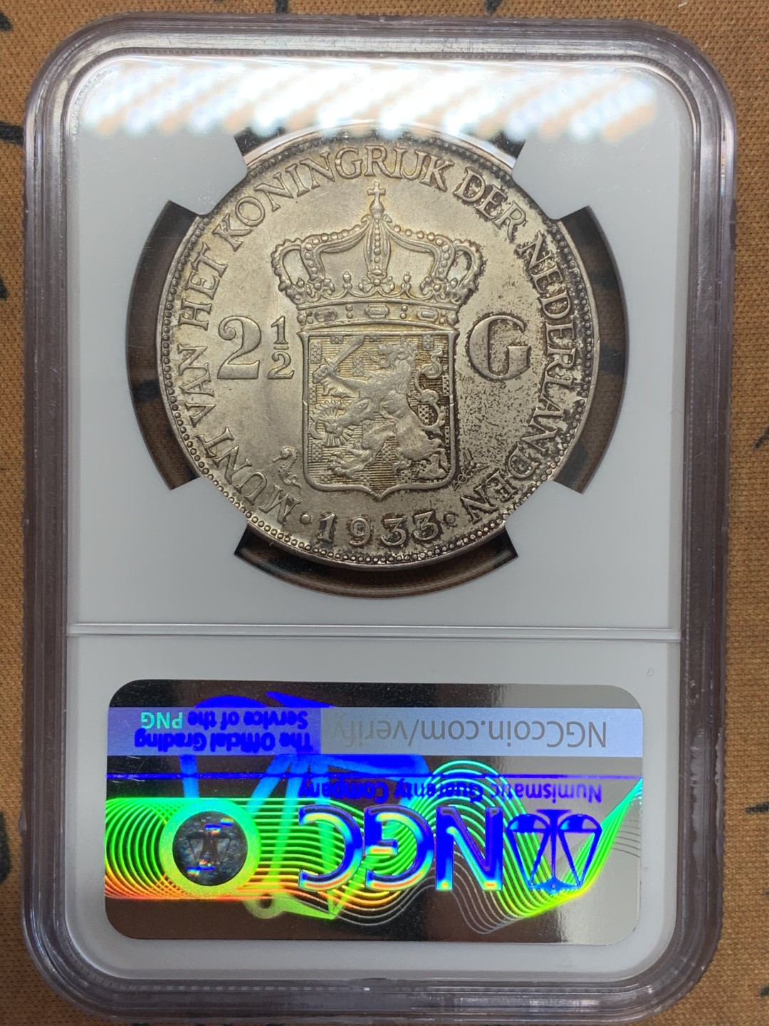 《竞宝斋》第109场-周日，周一 ，周四3场连拍（全场包邮） 季军分 NGC-MS62 荷兰 1933年 威廉明娜女王 2.5盾大银币 转光明显 包浆深邃 浮雕细腻 面容生动