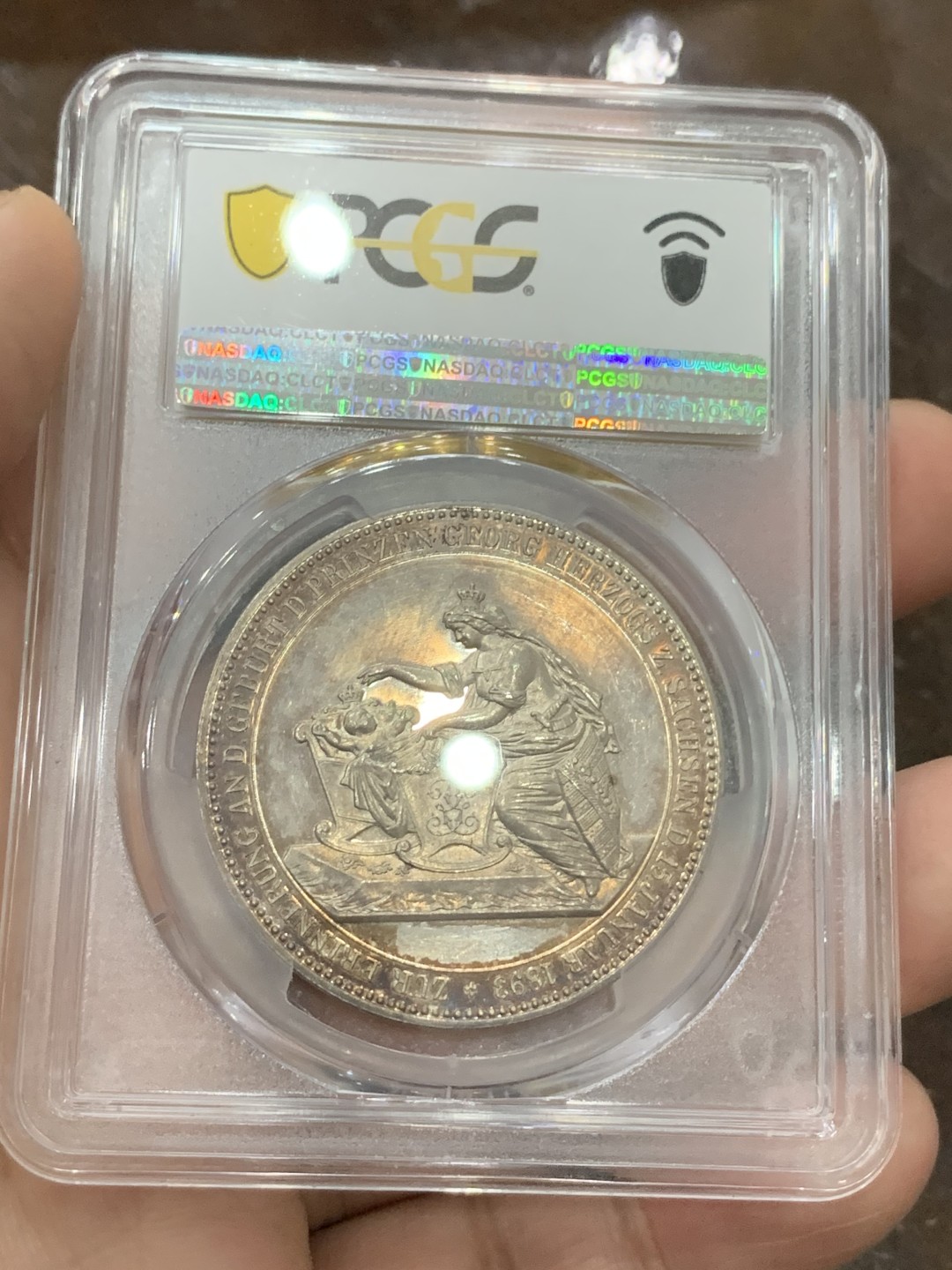 《竞宝斋》第109场-周日，周一 ，周四3场连拍（全场包邮） 唯一冠军分 PCGS MS63 德国萨克森末代国王弗雷德里希.奥古斯都三世和妻子托斯卡纳公主路易斯双人像，背面他们的孩子萨克森王储弗雷德里希.格奥尔格1893年1月15日出生纪念