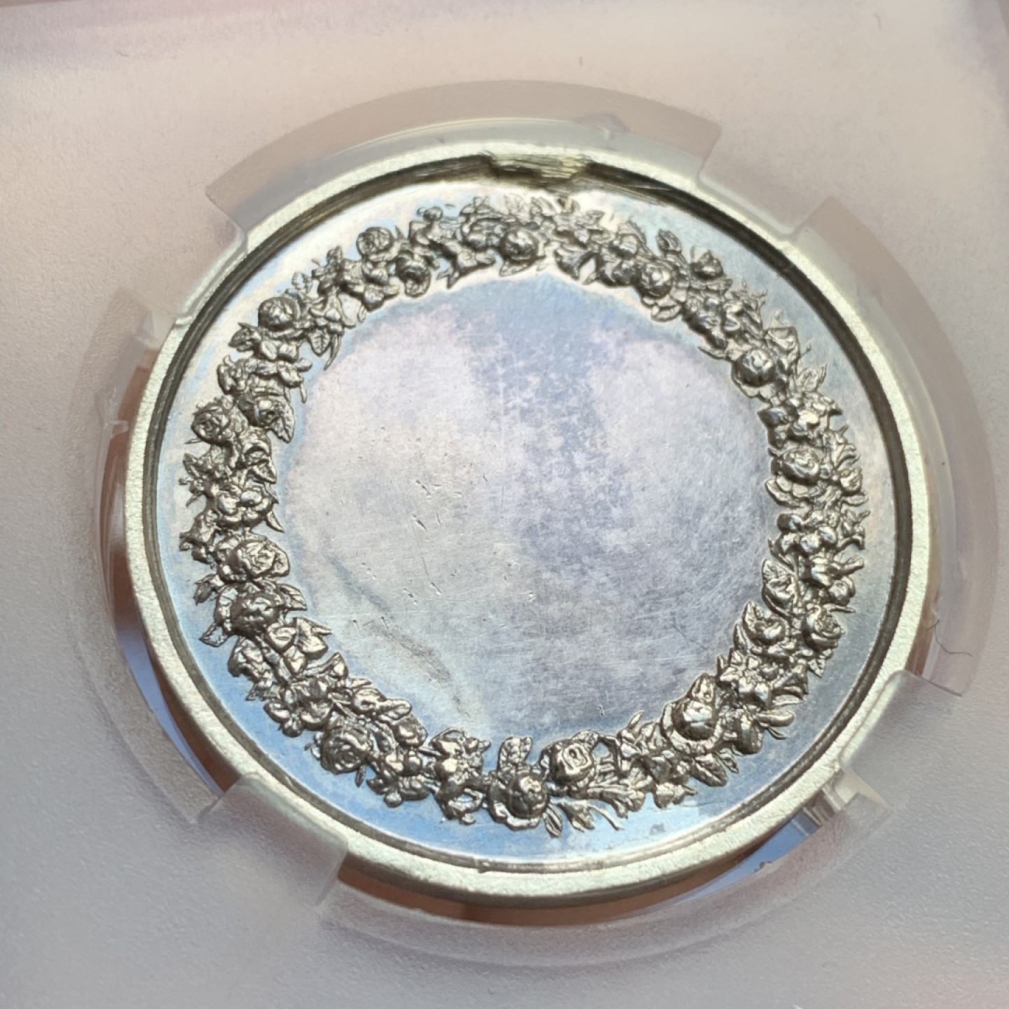 《竞宝斋》第109场-周日，周一 ，周四3场连拍（全场包邮） 1845-1860年法国结婚银章  重量：15.8g  边铭：手指银标  直径：33mm    相对较少的一款婚章，谁能拒绝一位小天使呢？细节见图