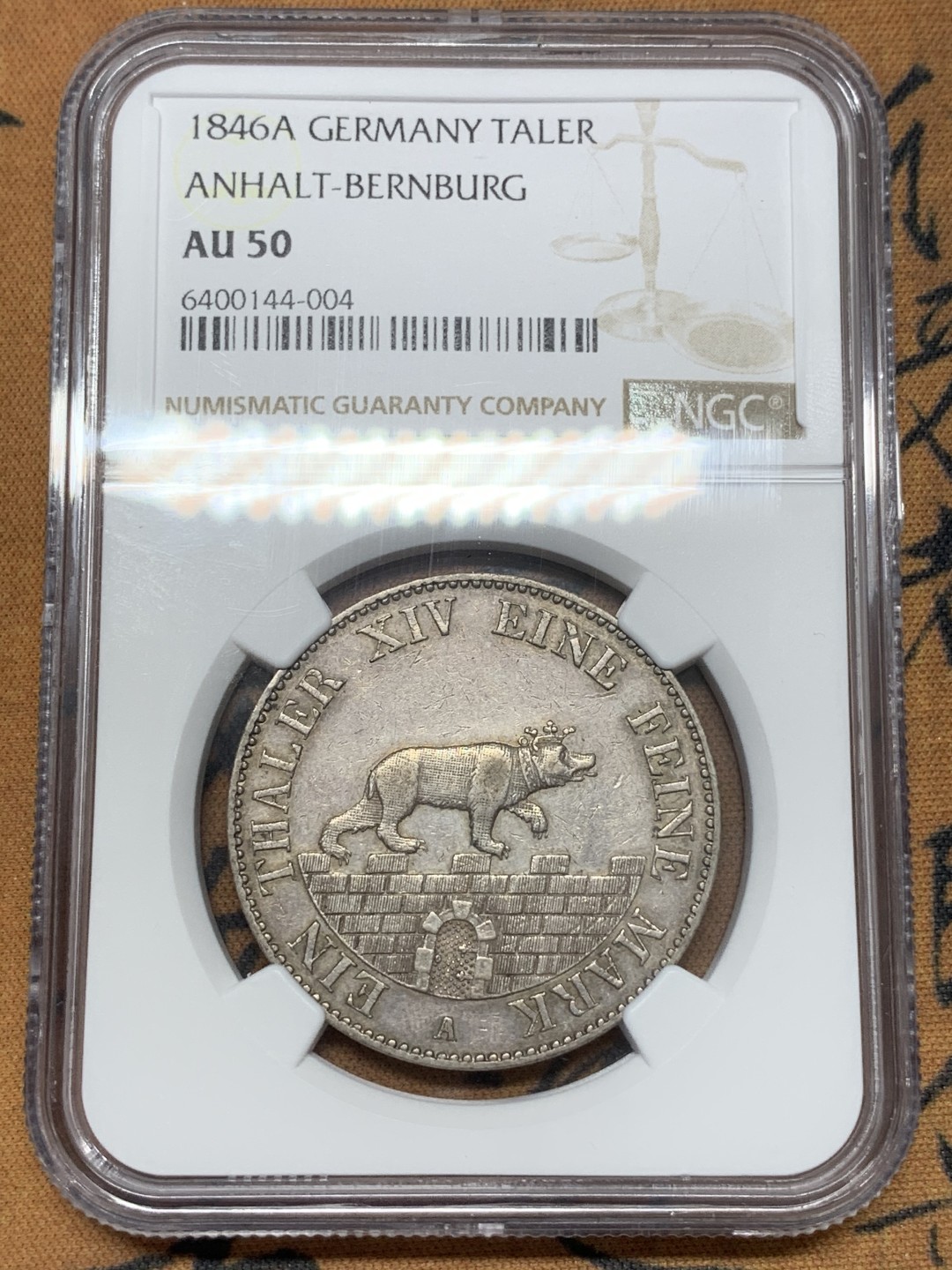 《竞宝斋》第109场-周日，周一 ，周四3场连拍（全场包邮） NGC AU50，德国安哈特小熊爬墙经典泰勒银币，传世黑包浆，1846年发行1万枚，该枚ngc排第七