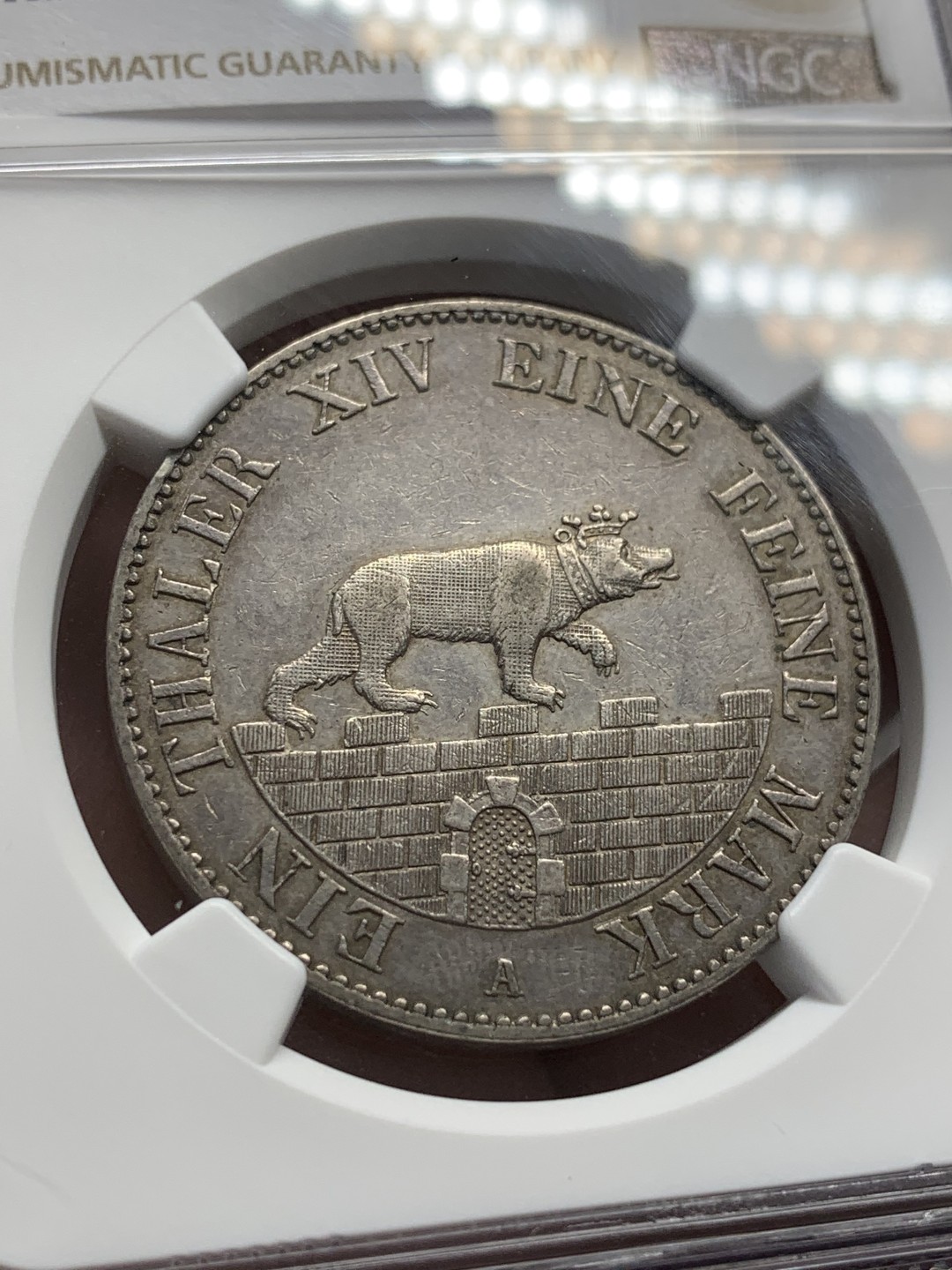 《竞宝斋》第109场-周日，周一 ，周四3场连拍（全场包邮） NGC AU50，德国安哈特小熊爬墙经典泰勒银币，传世黑包浆，1846年发行1万枚，该枚ngc排第七