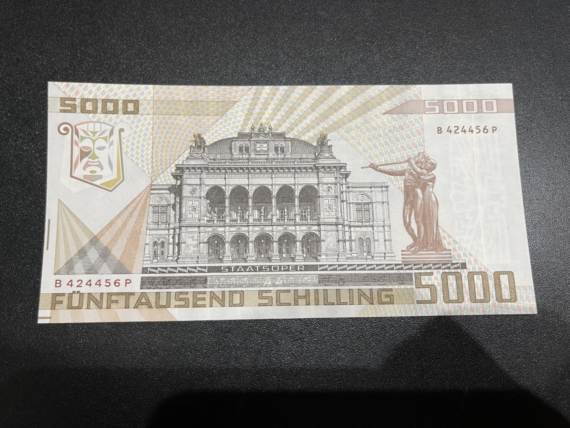 《外钞收藏家》第二百一十一期（欧洲四国精品专场） 奥地利1988年5000 先令	P-153	作曲家莫扎特 全新UNC