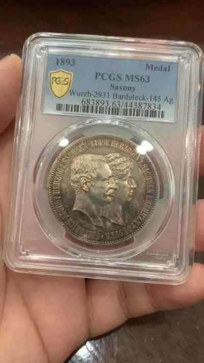 《竞宝斋》第109场-周日，周一 ，周四3场连拍（全场包邮） 唯一冠军分 PCGS MS63 德国萨克森末代国王弗雷德里希.奥古斯都三世和妻子托斯卡纳公主路易斯双人像，背面他们的孩子萨克森王储弗雷德里希.格奥尔格1893年1月15日出生纪念