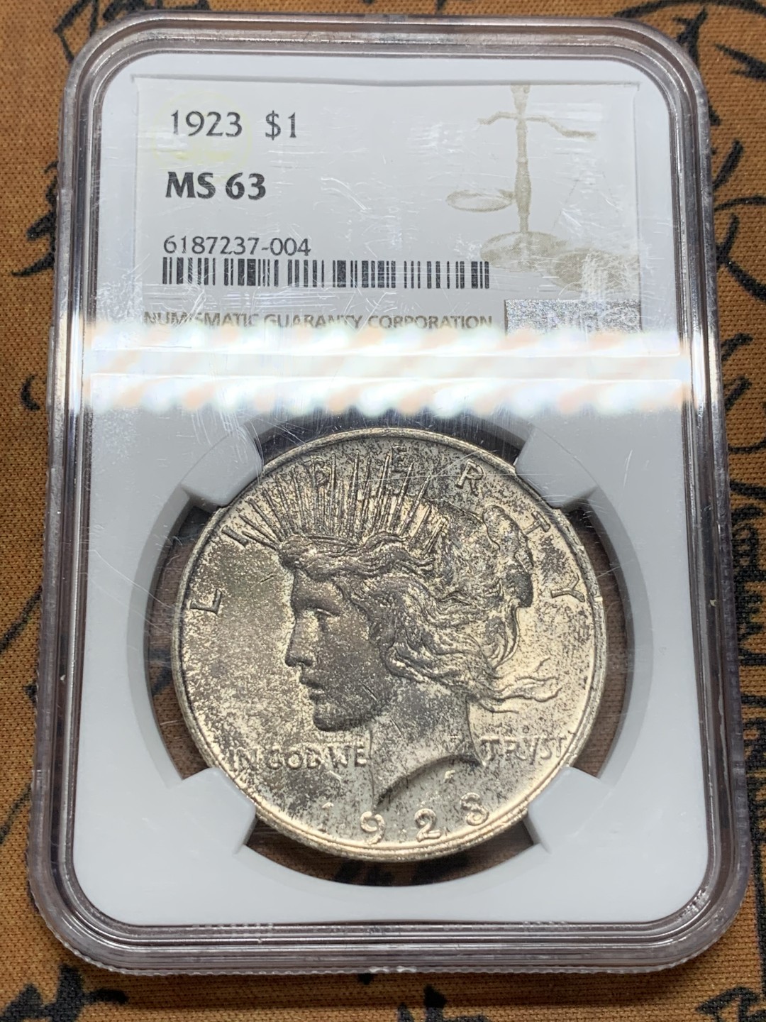 《竞宝斋》第109场-周日，周一 ，周四3场连拍（全场包邮） NGC-MS63 美国 1923年 和平银币 女神面黑彩 背黑金彩 和平彩少见 黑彩几乎不见