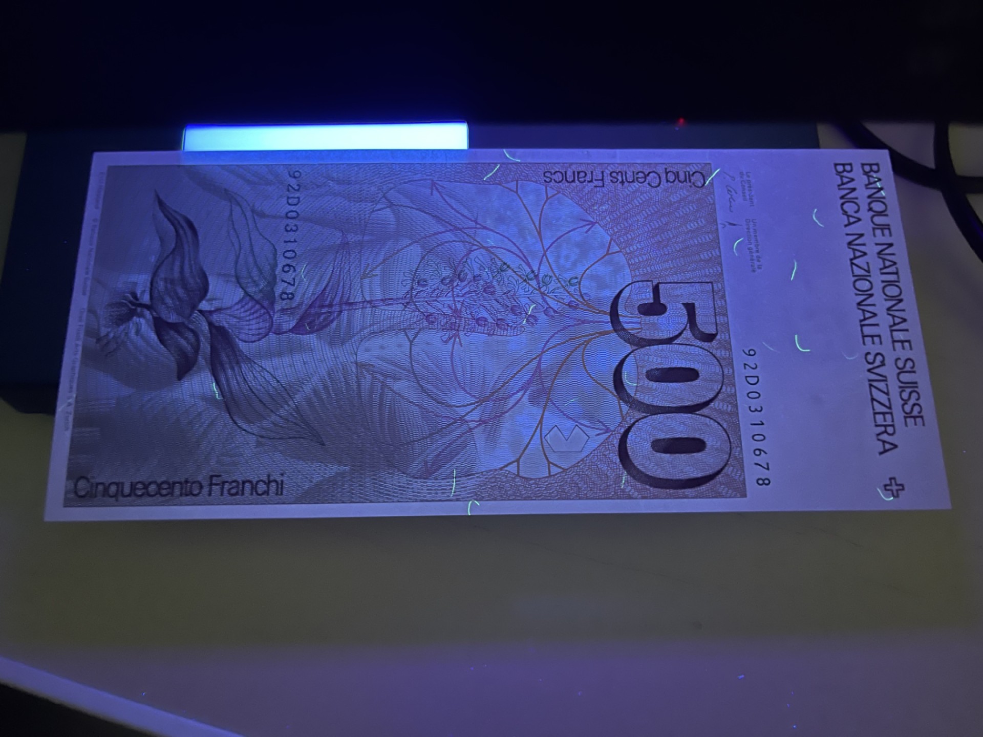 《外钞收藏家》第二百一十一期（欧洲四国精品专场） 瑞士1992年500 法郎	P-58 全新UNC 品相绝 居中好