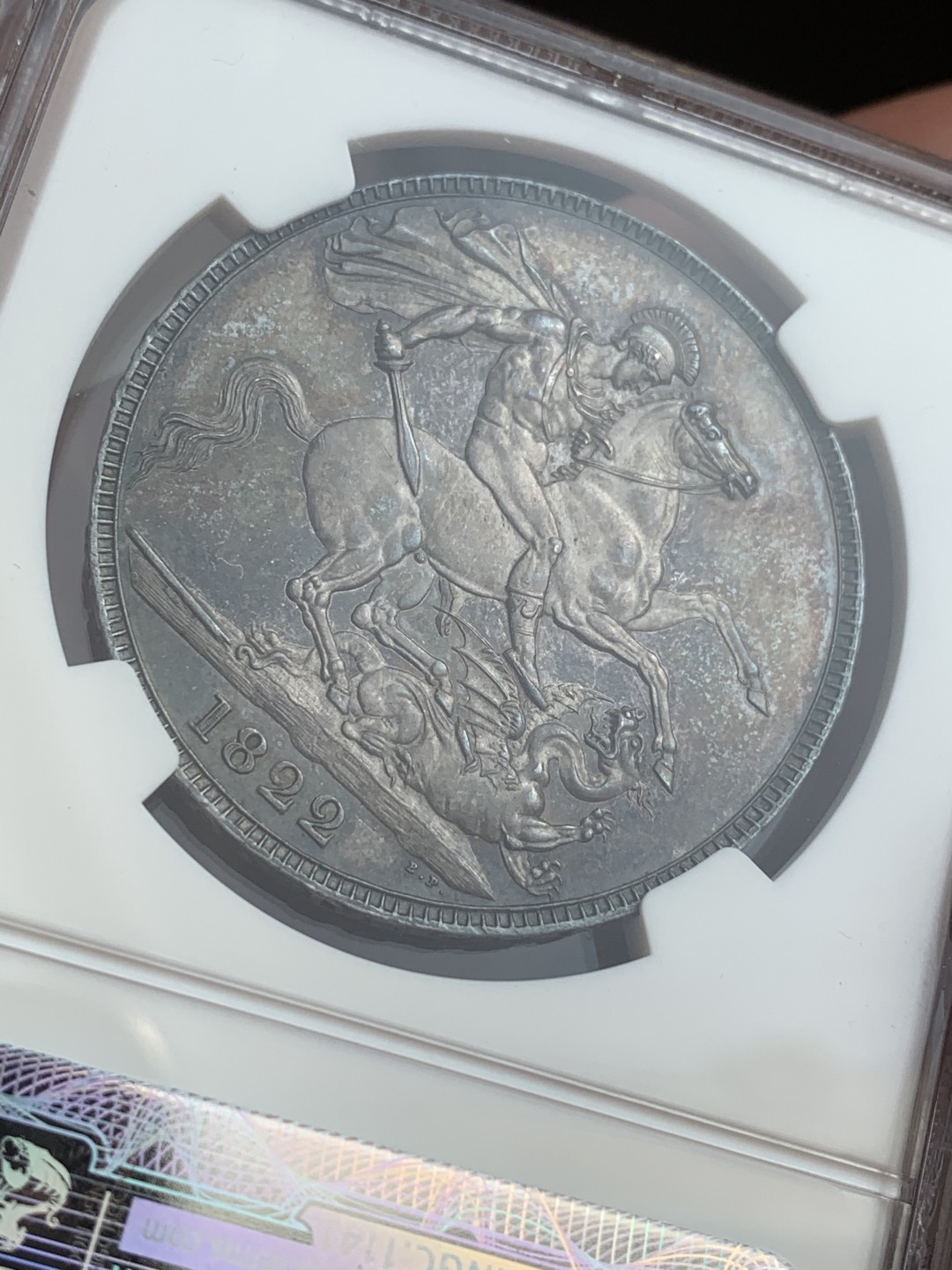 《竞宝斋》第109场-周日，周一 ，周四3场连拍（全场包邮） NGC MS63 英国 1822年 乔四 克朗银币 PL 底板 双面均匀深色包浆 状态好于分数 63分未见最近拍卖记录 2022年62分2.9W成交 高分相对价高很多