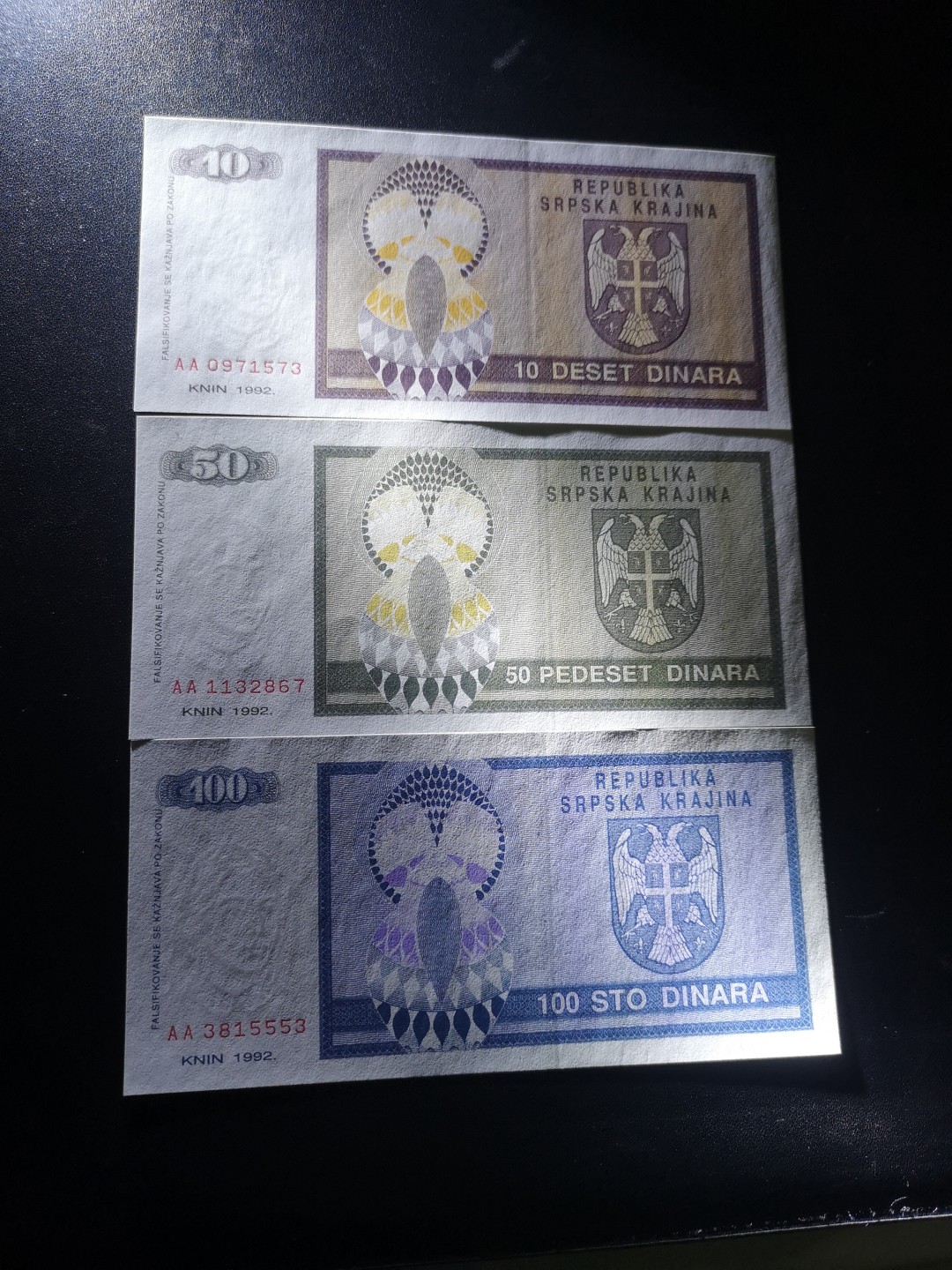 《外钞收藏家》第二百一十一期（欧洲四国精品专场） 克罗地亚塞族克拉伊纳共和国		1992年国徽版10、50、100第纳尔共3枚 全新UNC