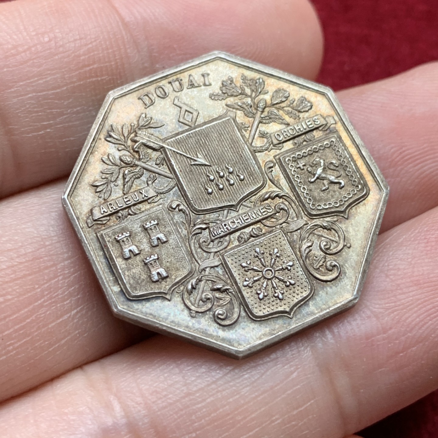 《竞宝斋》第109场-周日，周一 ，周四3场连拍（全场包邮） 法国 1880-1898年 DOUAI 商会银质 八角代币 精细雕刻 深彩包浆 难得品种 13.1克 对边31.1mm 丰饶角银标