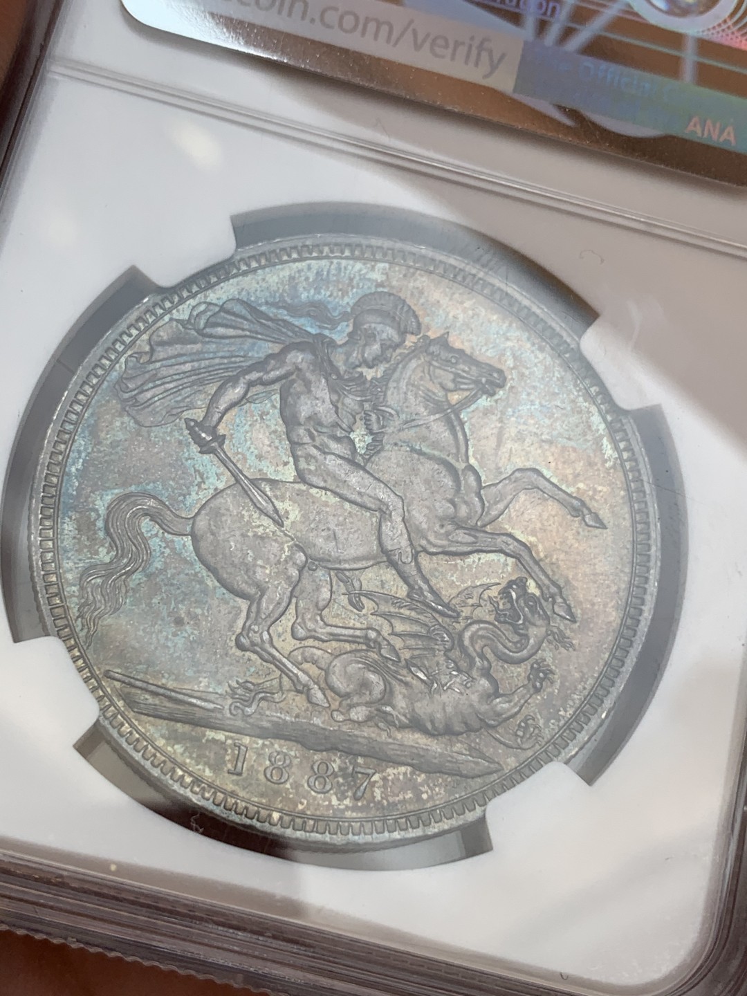 《竞宝斋》第109场-周日，周一 ，周四3场连拍（全场包邮） NGC MS63 英国 1887年 维多利亚 高冠版 马剑克朗大银币 刀锋未磨损 细节极好 金绿色包浆 实为难得