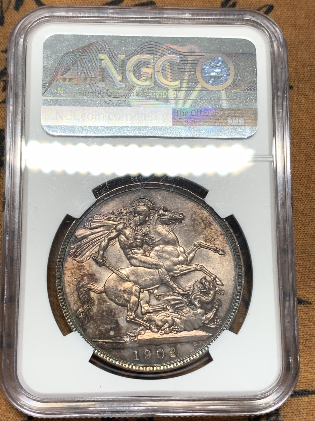 《竞宝斋》第109场-周日，周一 ，周四3场连拍（全场包邮） NGC-UNCD  英国 1902年爱德华七世一克朗马剑银币 五彩包浆醇厚 状态好