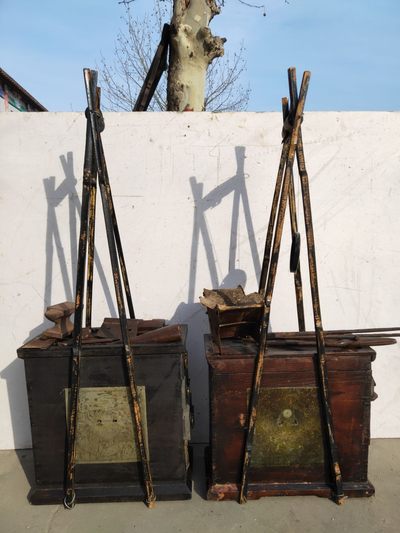 以前走街串巷锯瓷锯碗补大缸用的工具(俗称锢镥挑子)一套，老包铜，工具齐全 带小炉子 铁镇子 比较少见  样样精品  能用   品相一流  完整适合民俗展览  影视道具