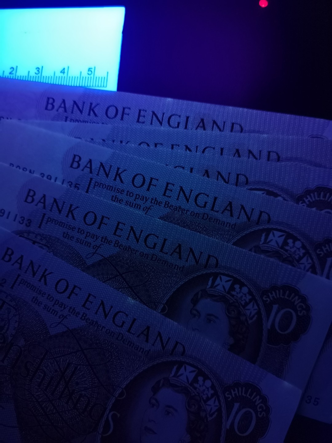 《外钞收藏家》第二百一十二期 英国C序列10先令8连号 近全新 有压痕 星星点点潮