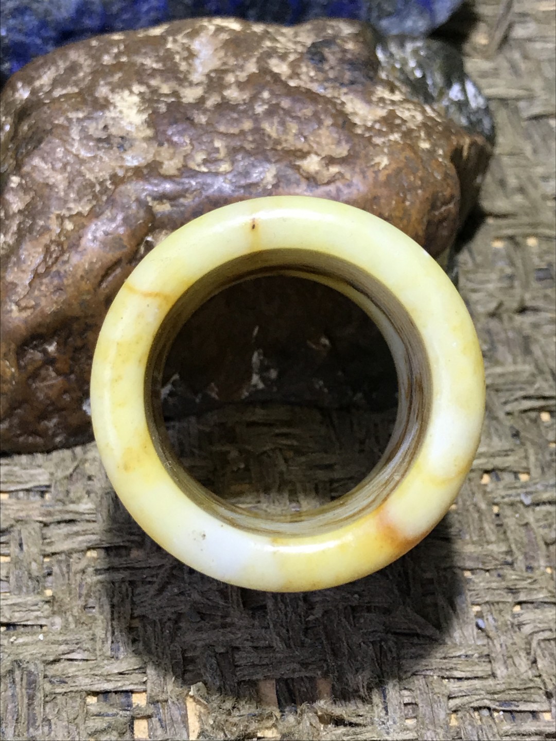 天然精美黄沁岫玉扳指一个！