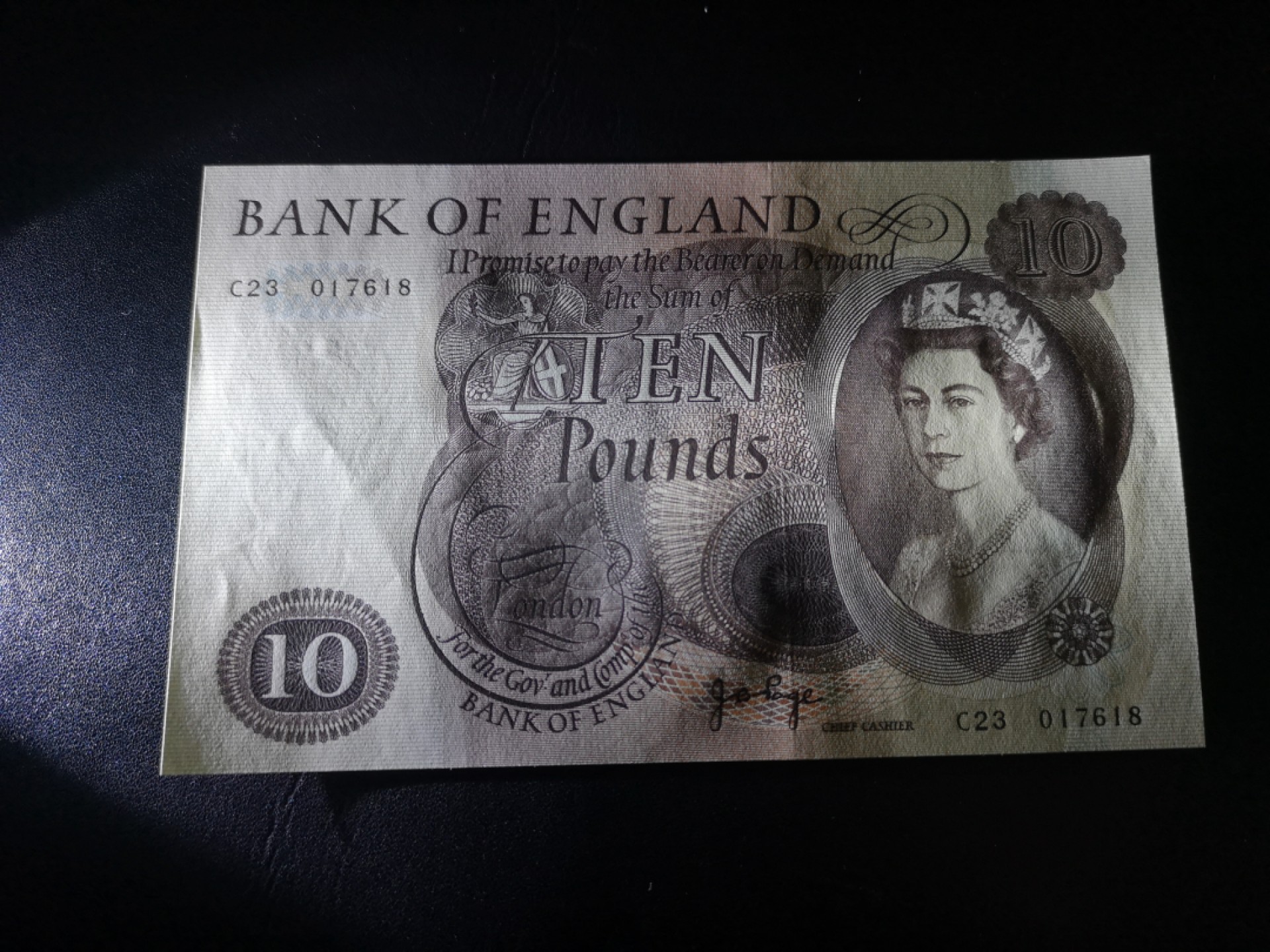 《外钞收藏家》第二百一十二期 英国C序列10镑 全新UNC