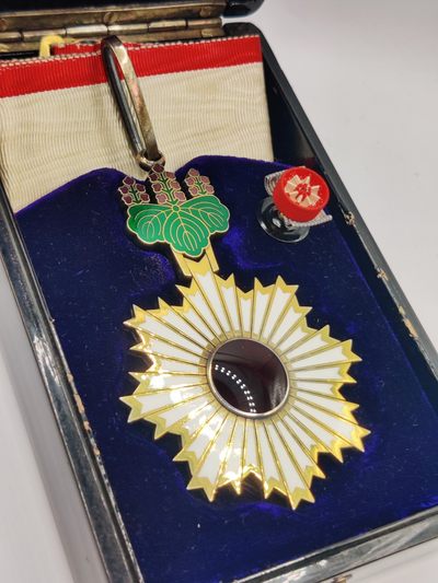 全场0元起拍 第9期 咸鱼国勋章制服拍卖专场 10月30日 周日 下午6：00开始 - 勿忘国耻牢记历史 极美品 日本二战时期 三等旭日章 盒略绶带完好 纯银制 鎏金完美品