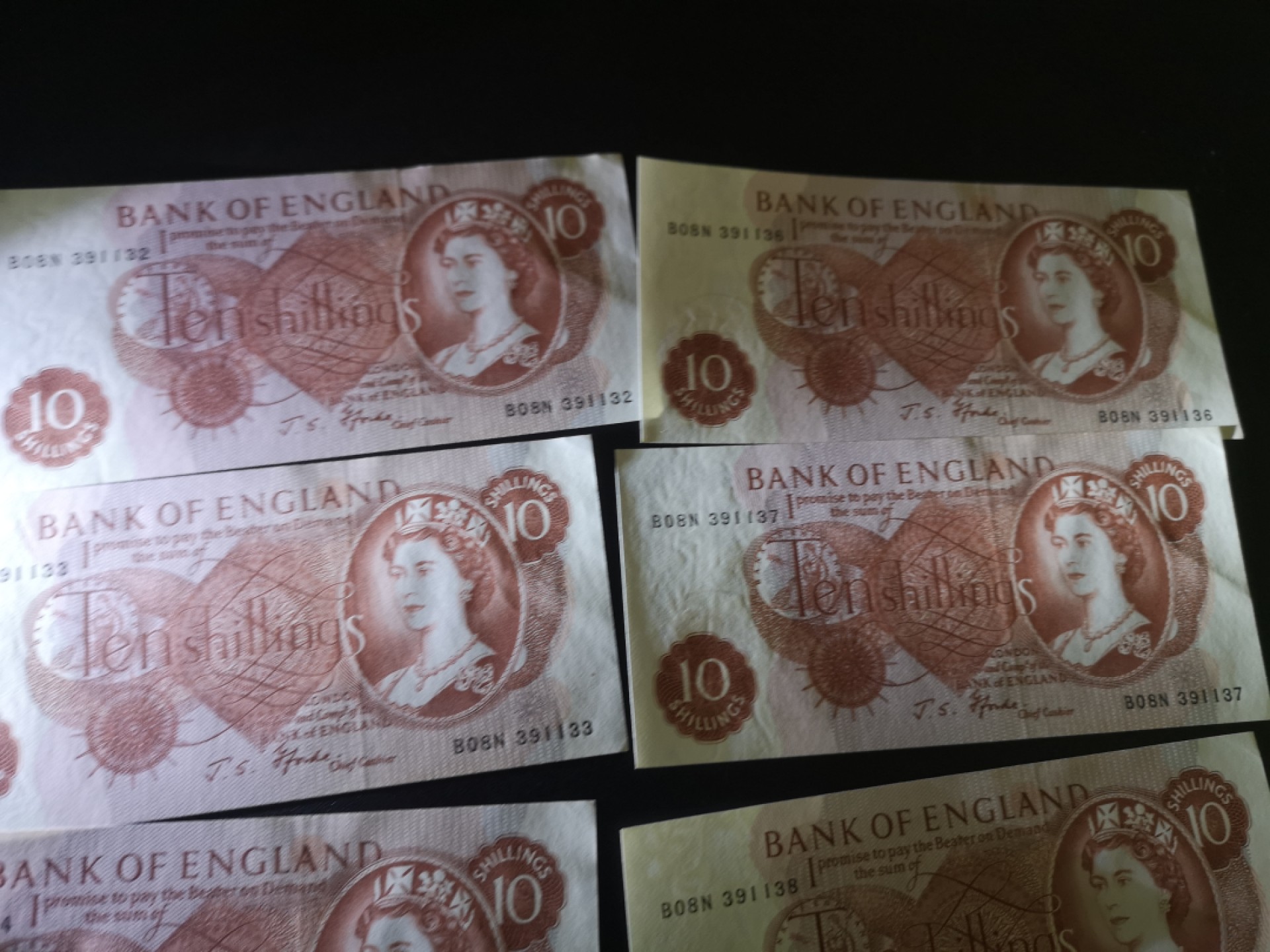 《外钞收藏家》第二百一十二期 英国C序列10先令8连号 近全新 有压痕 星星点点潮