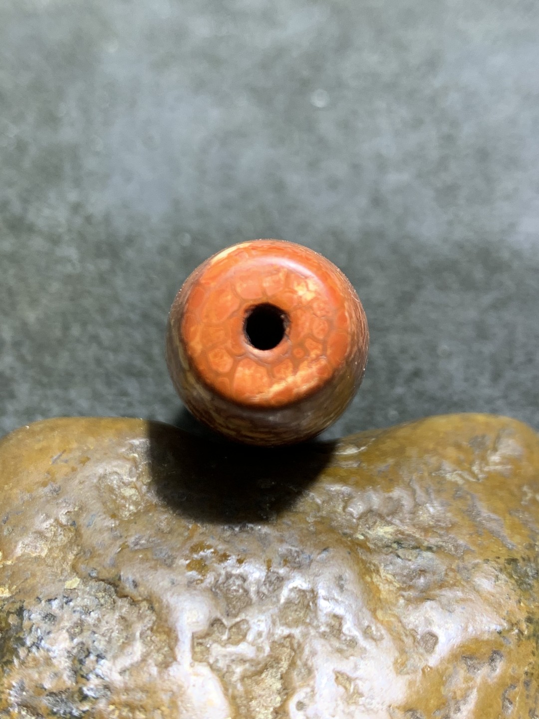 精美藏传火贡玛瑙桶珠一个，