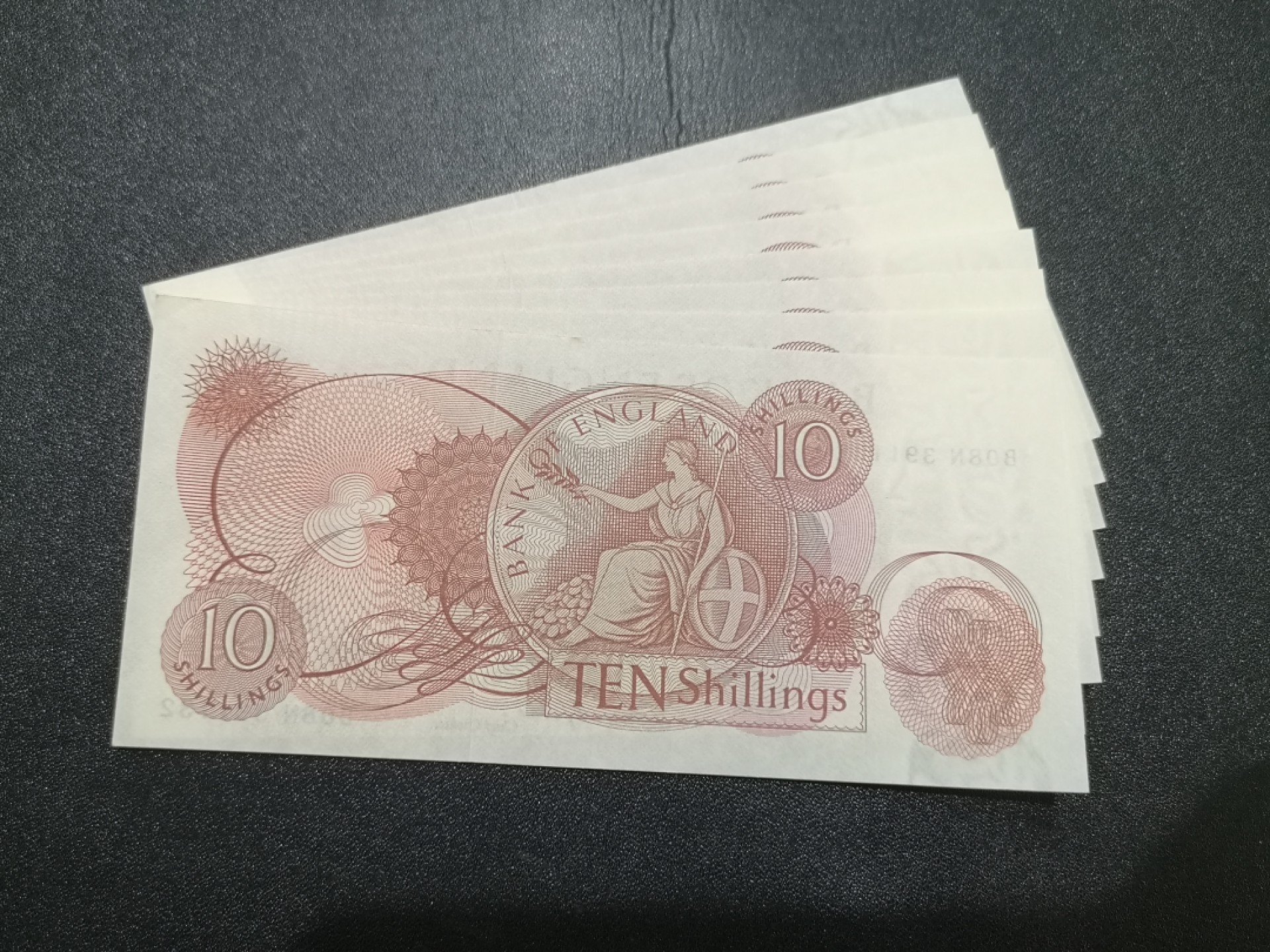 《外钞收藏家》第二百一十二期 英国C序列10先令8连号 近全新 有压痕 星星点点潮