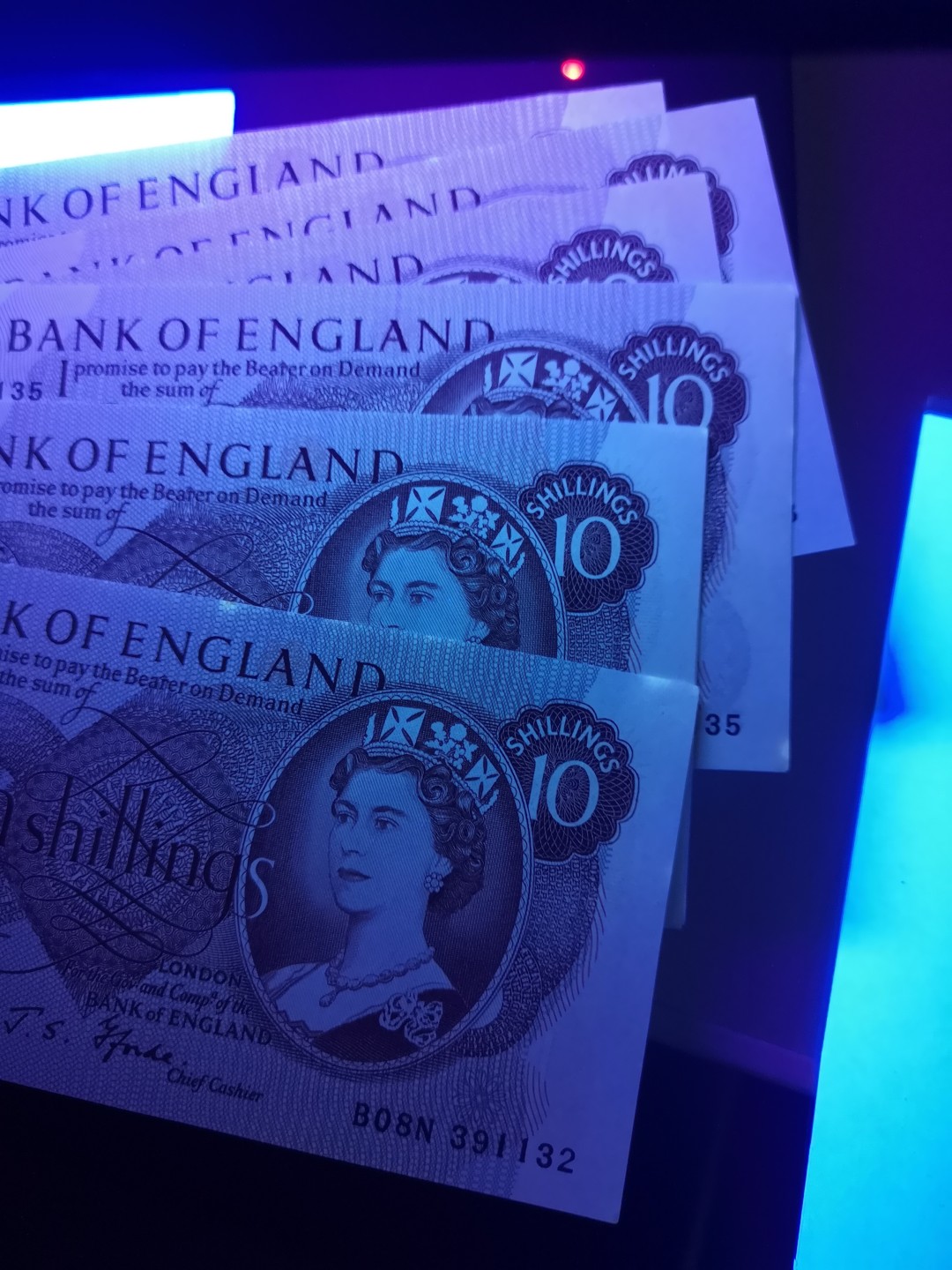 《外钞收藏家》第二百一十二期 英国C序列10先令8连号 近全新 有压痕 星星点点潮