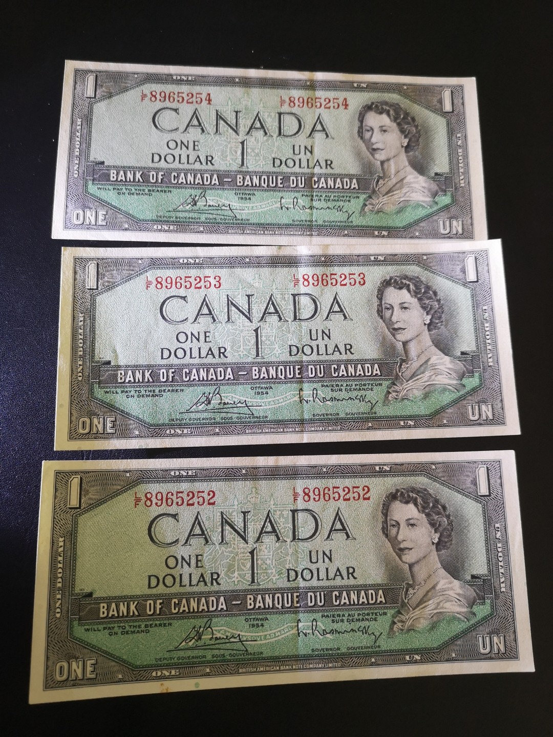 《外钞收藏家》第二百一十二期 1954年加拿大1元 三连号 AU品相